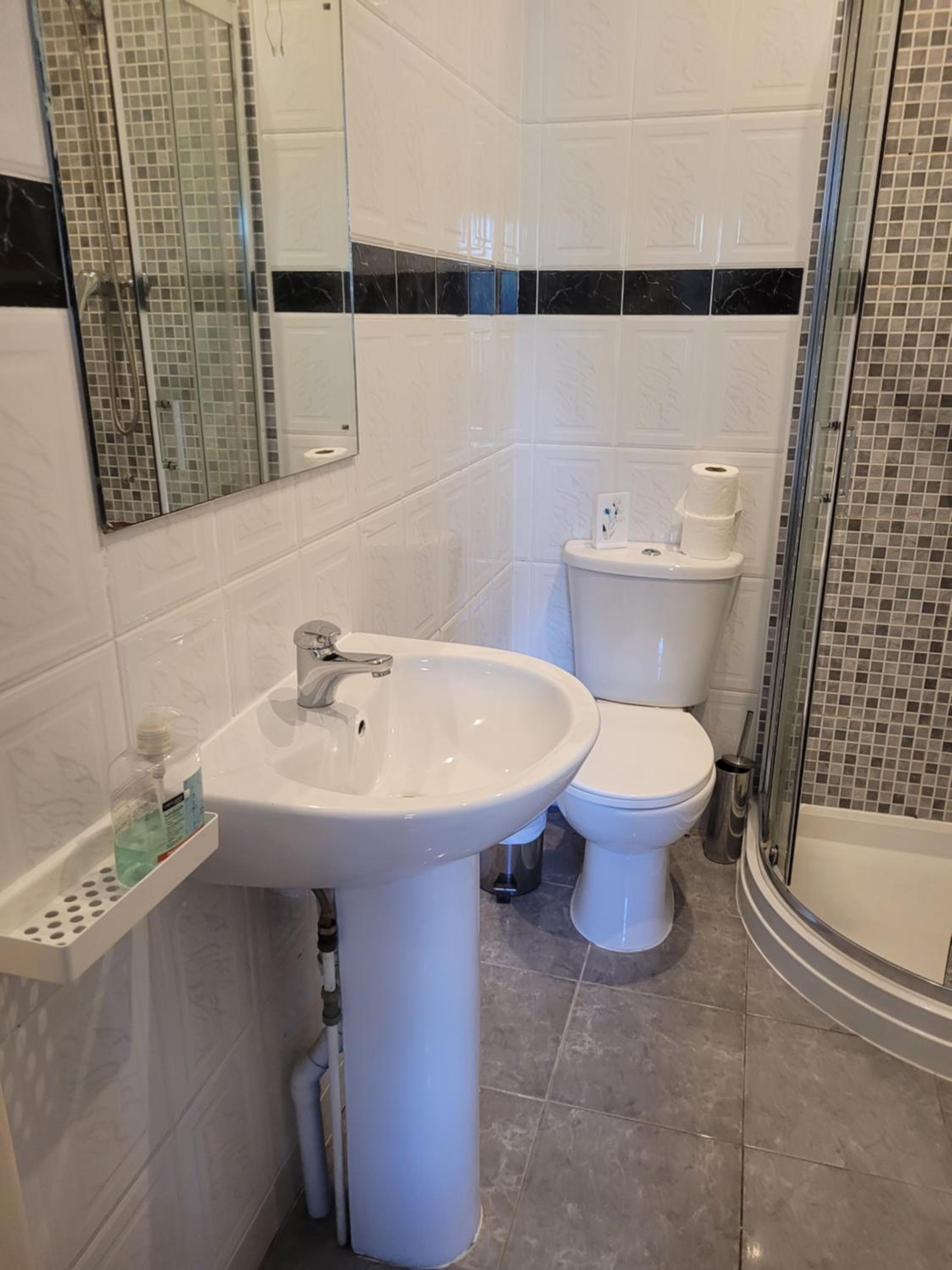 Superior Triple En-suite Room - Photo 9