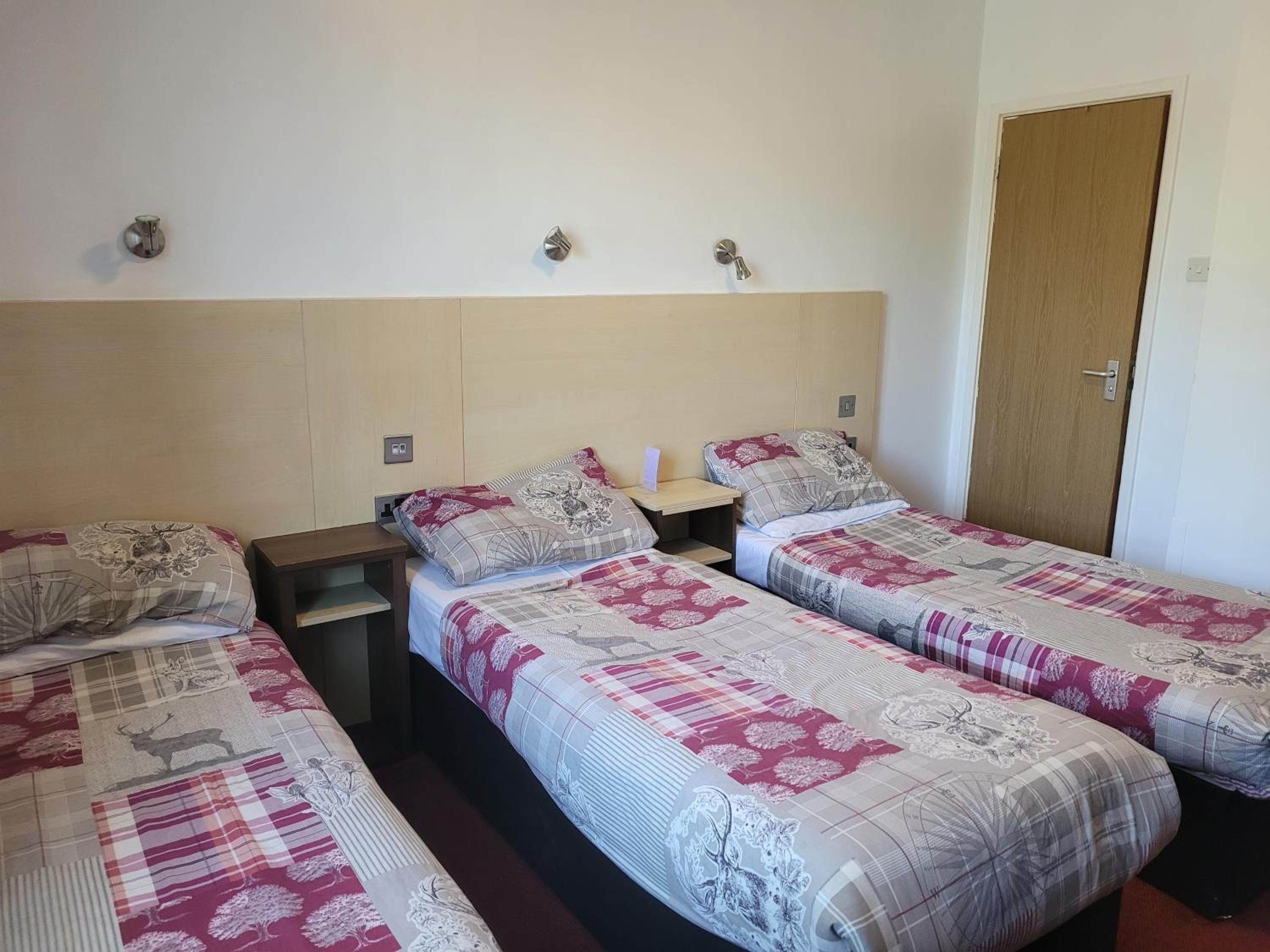 Superior Triple En-suite Room - Photo 8