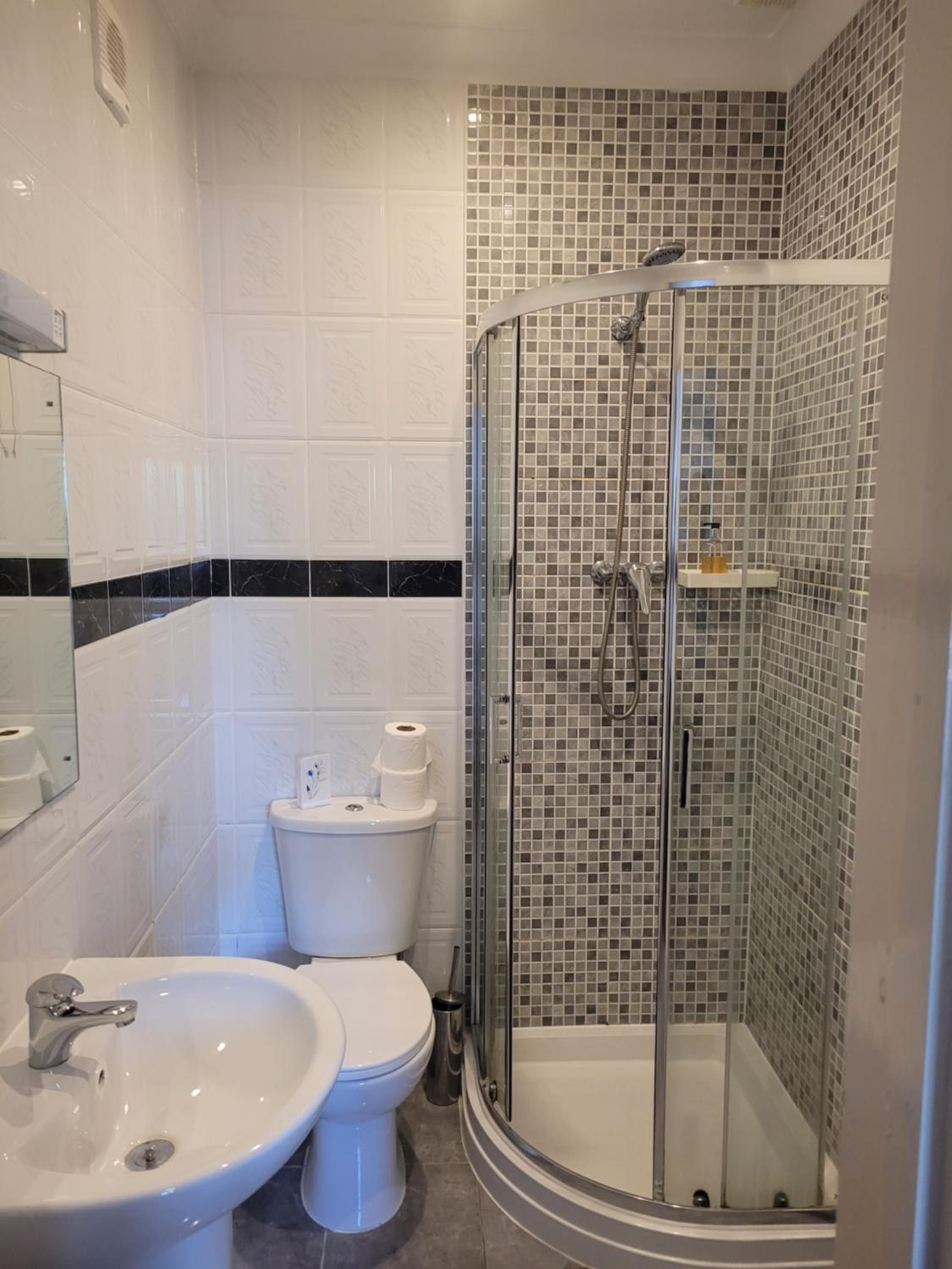 Superior Triple En-suite Room - Photo 7