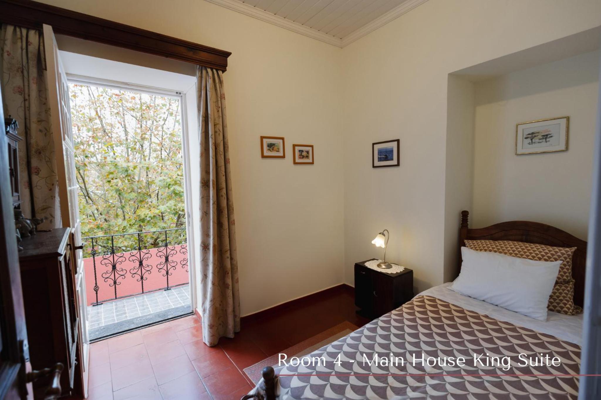 Deluxe King Suite photo 2