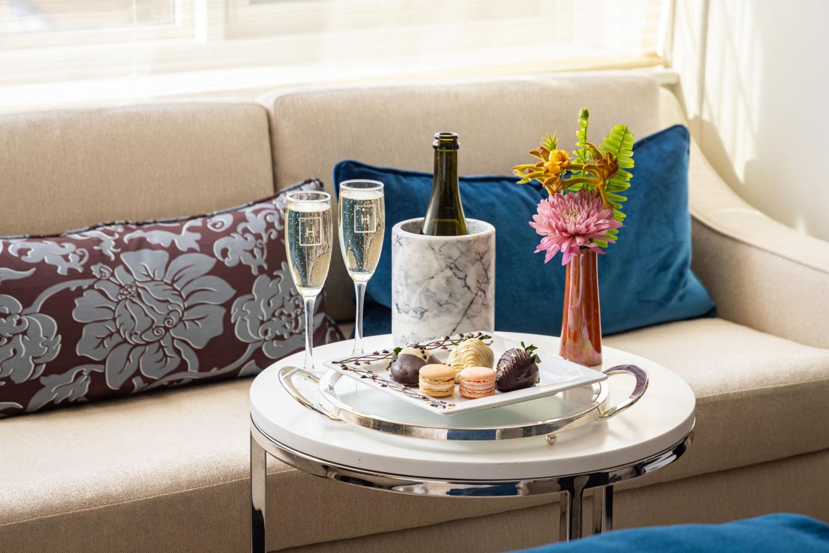 Deluxe Queen Suite