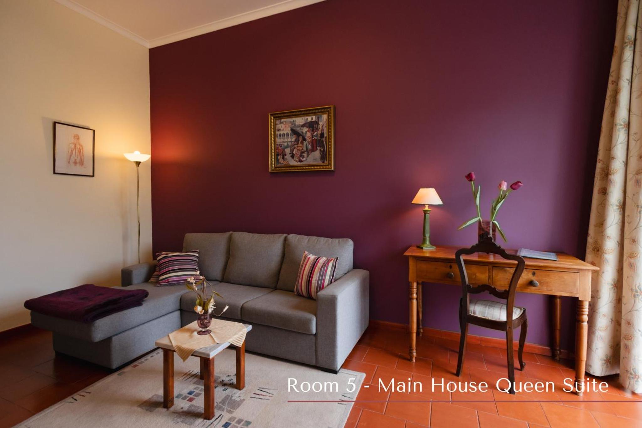 Deluxe Queen Suite