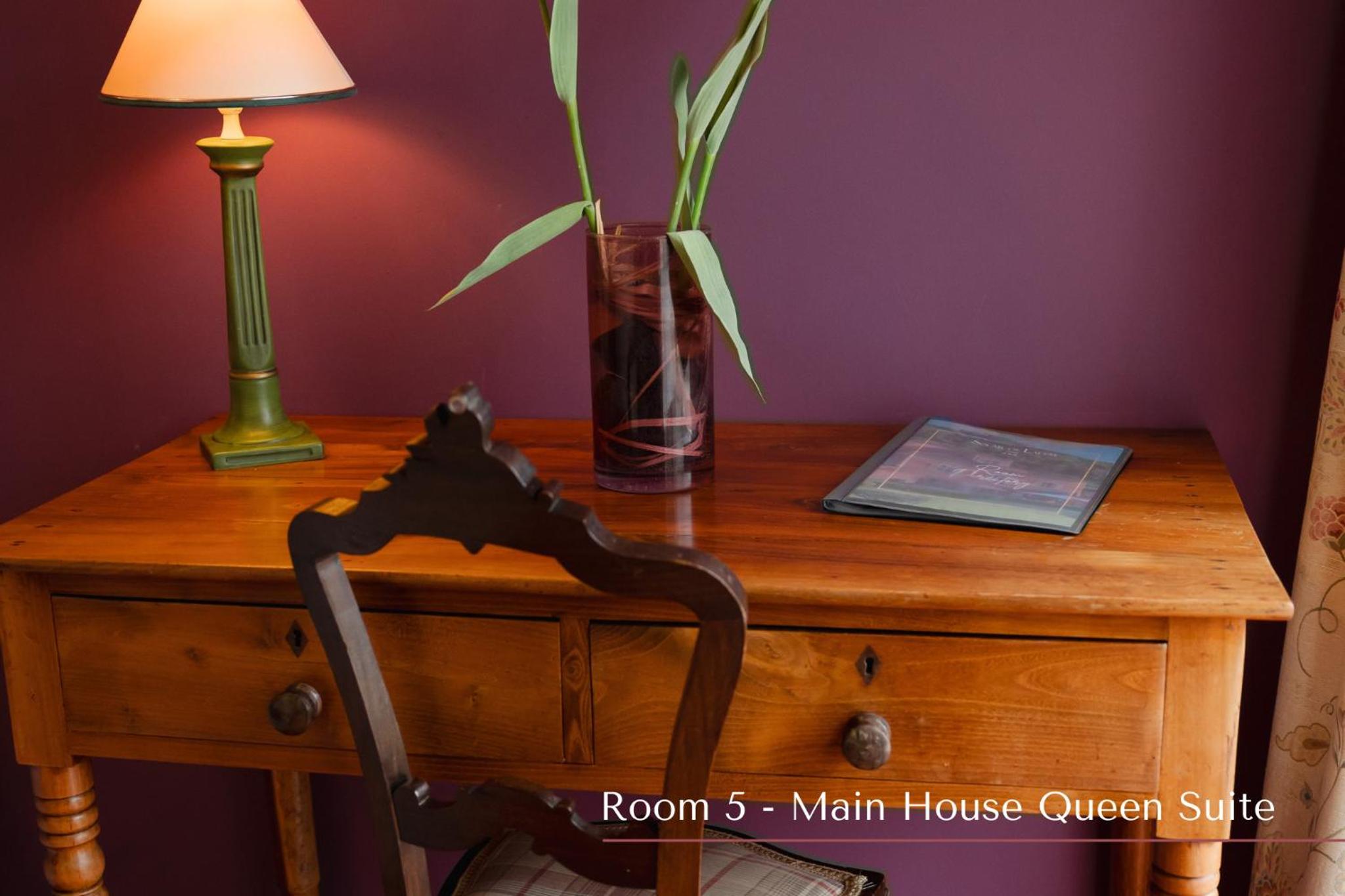 Deluxe Queen Suite photo 3