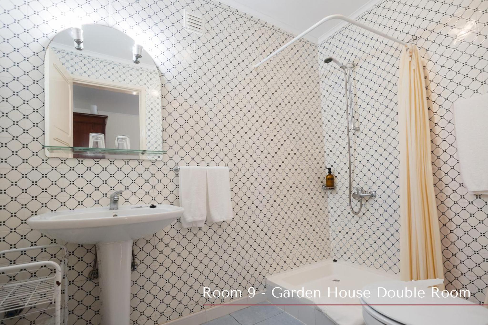 Standard Double Room - Photo 5