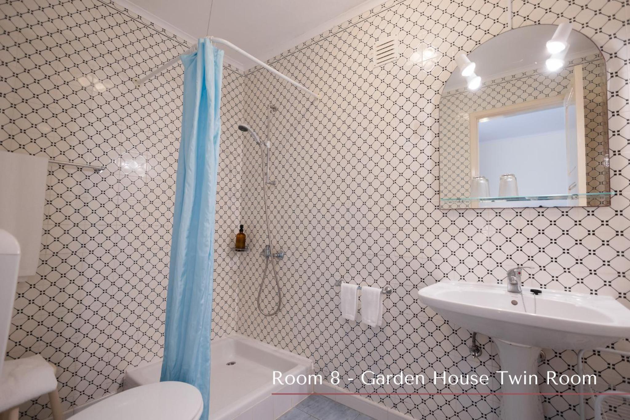 Standard Twin Room - Photo 2