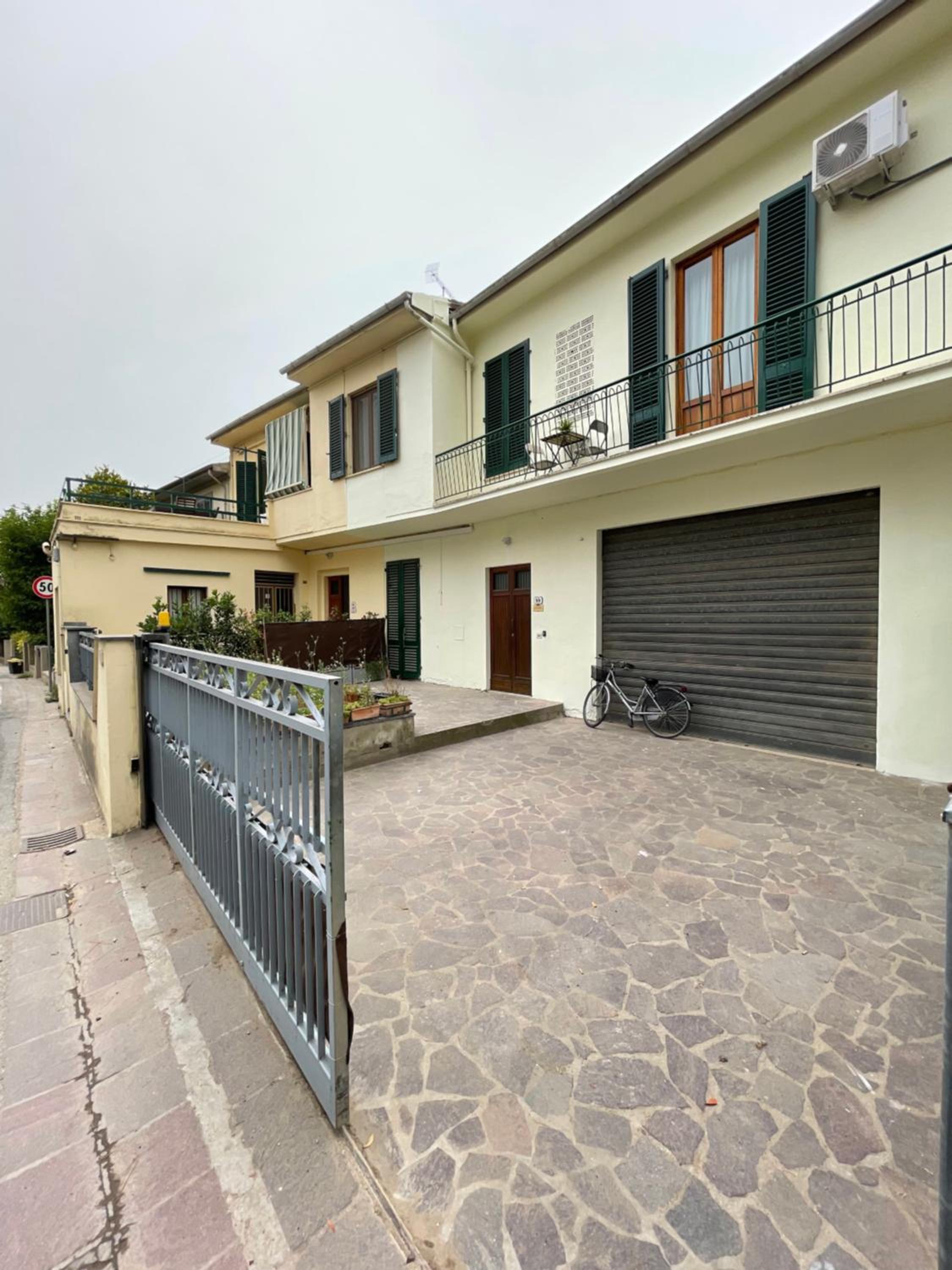 Three-Bedroom Apartment with View photo 3