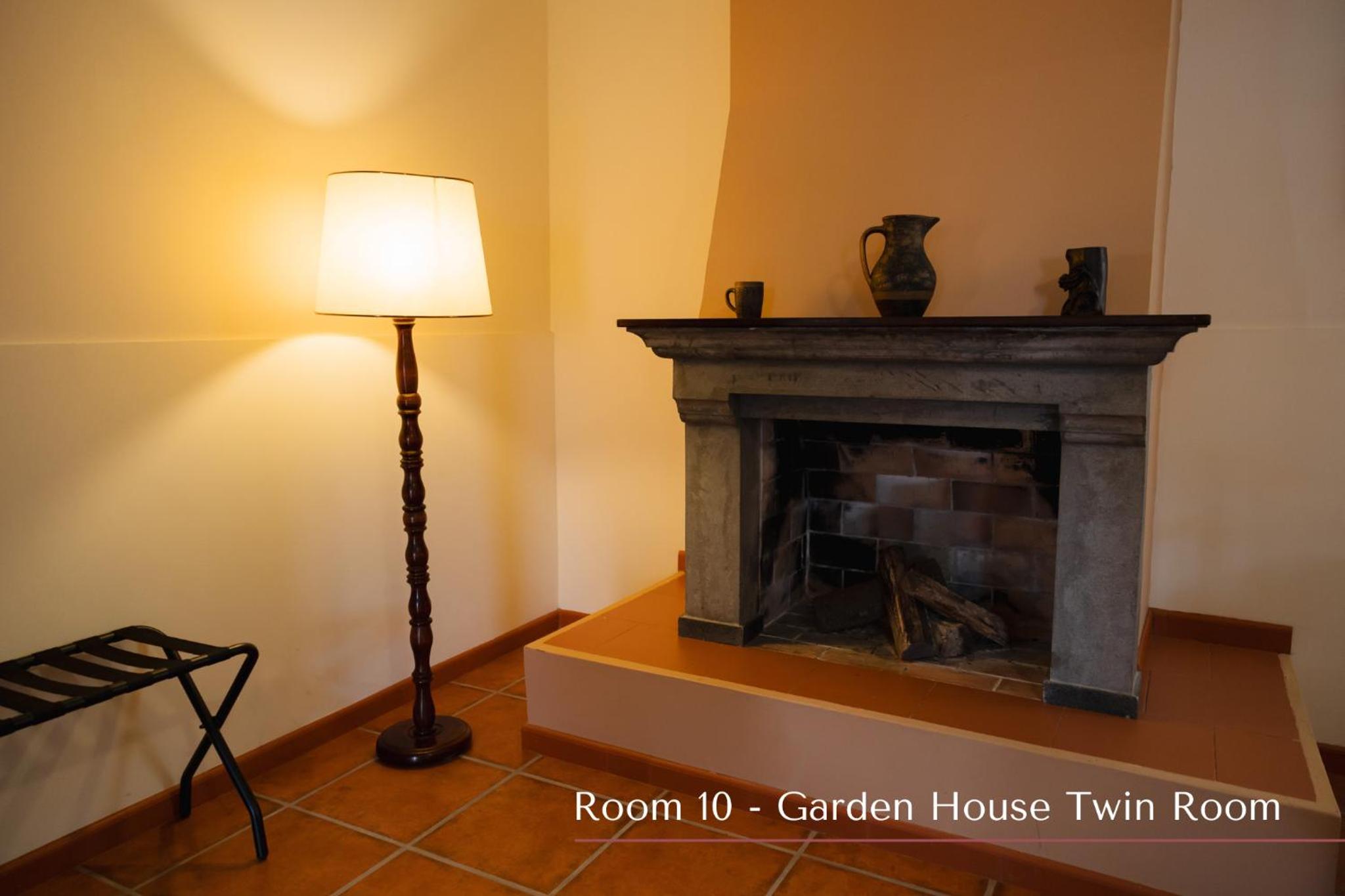 Standard Twin Room - Photo 7
