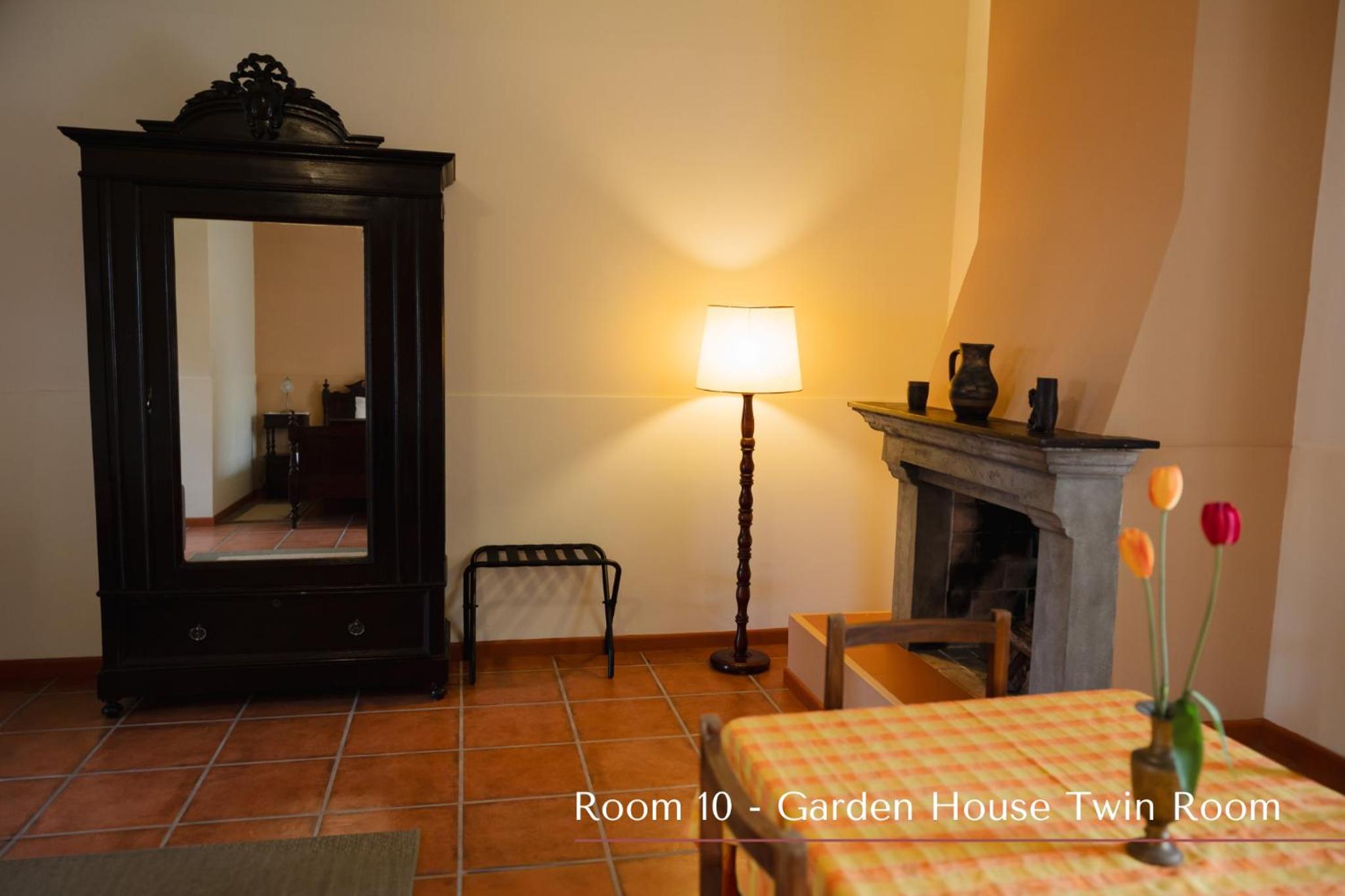 Standard Twin Room - Photo 8