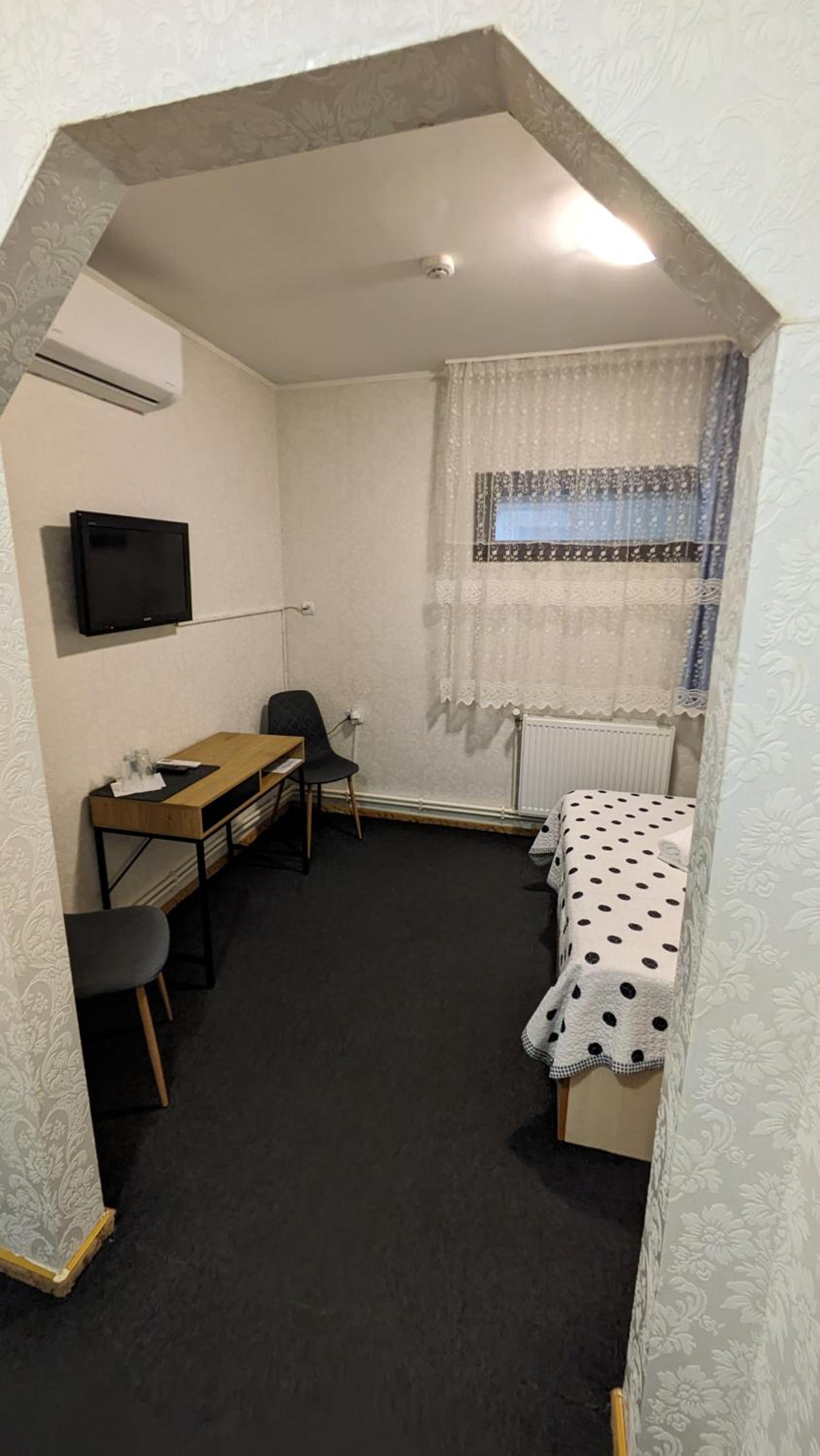 Budget Twin Room - Photo 9