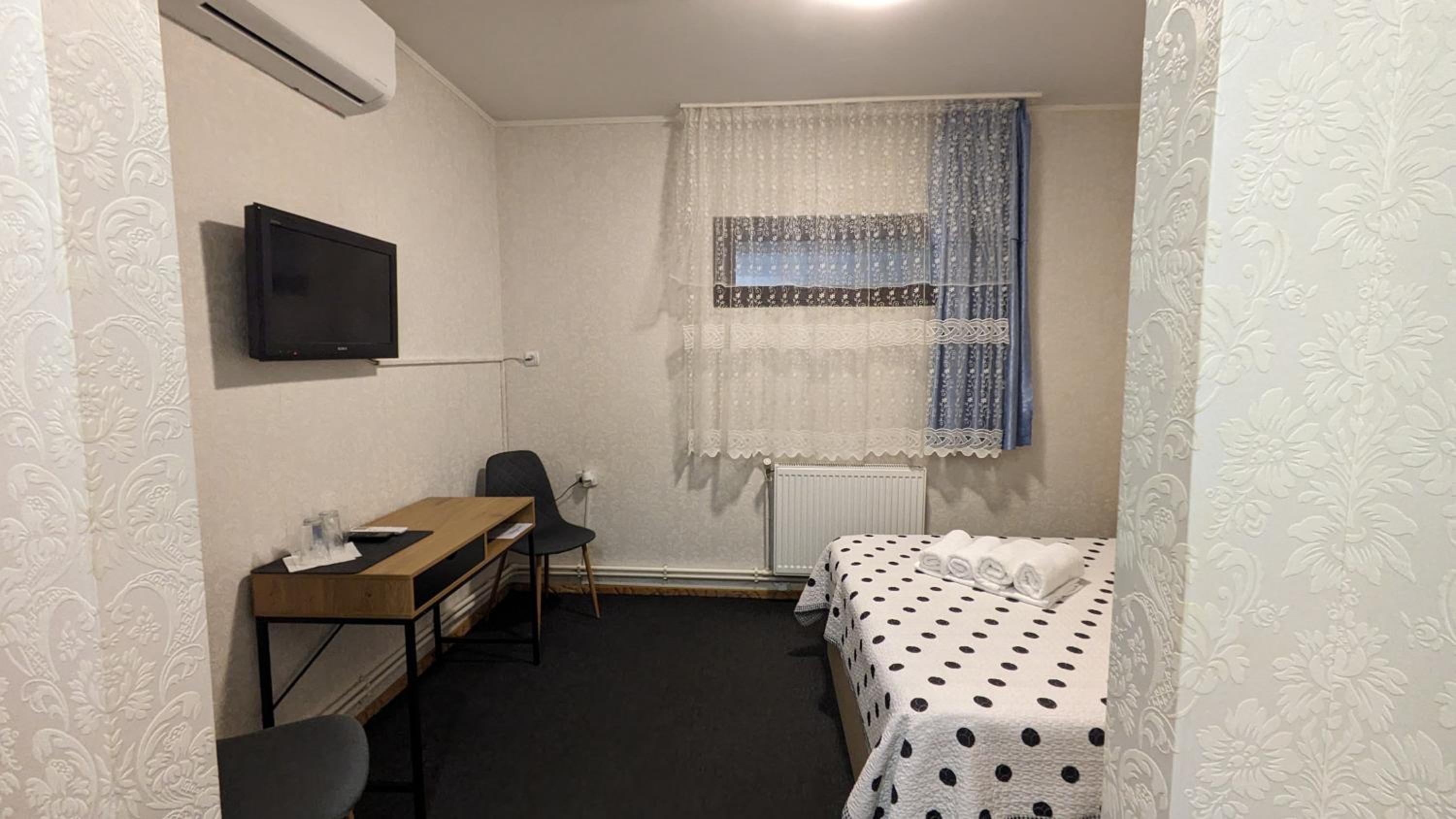 Budget Twin Room - Photo 3