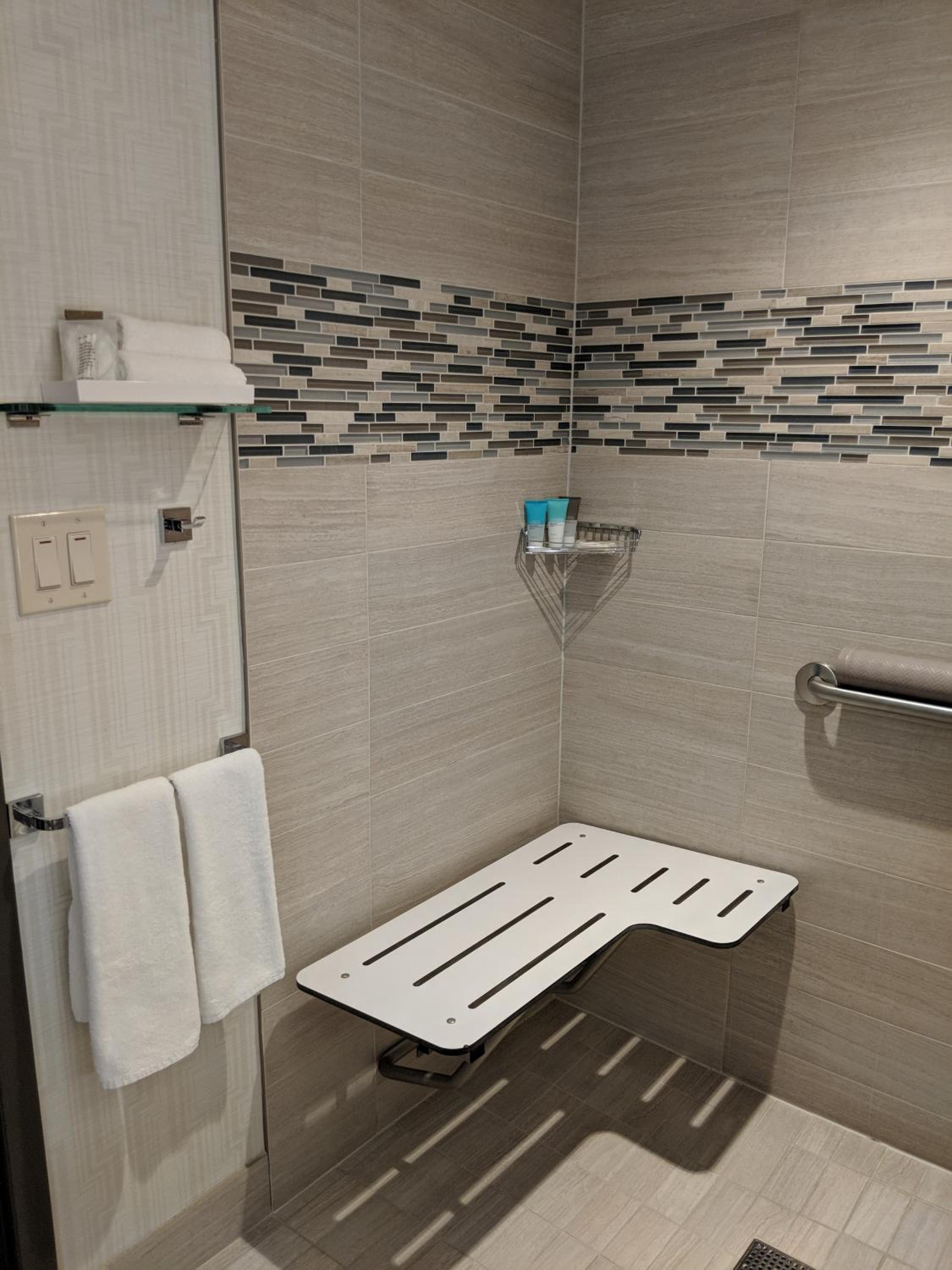 King Room with Accessible Tub - Disability Access - Photo 4