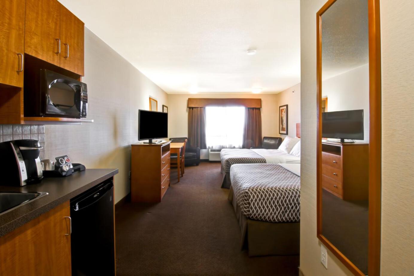 Queen Room with Two Queen Beds photo 2
