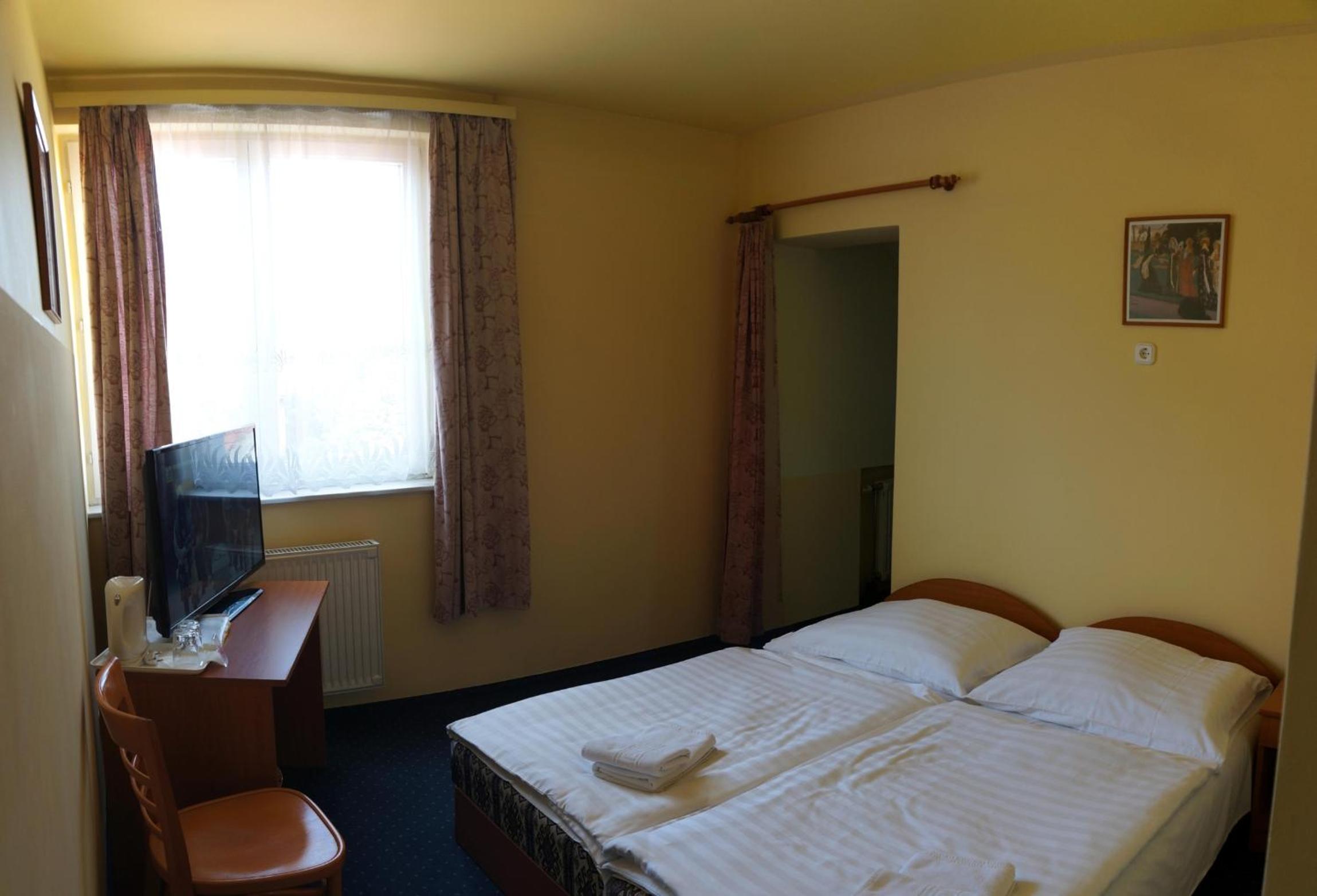 Family Room (2 Adults + 1 Child)