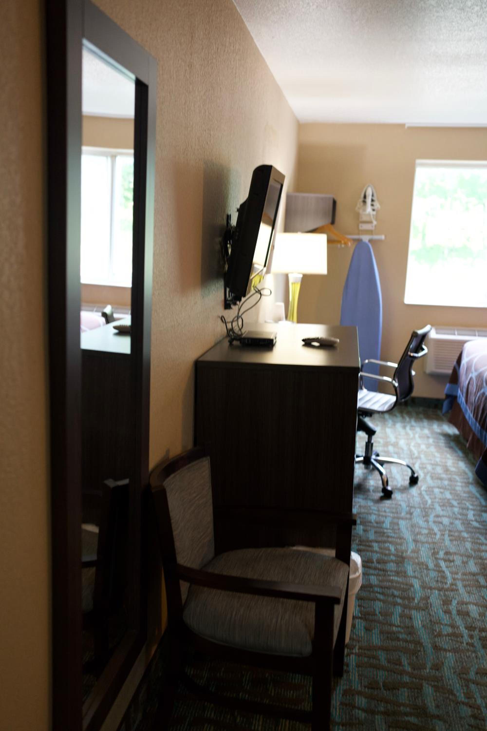 King Room - Non-Smoking - Photo 1