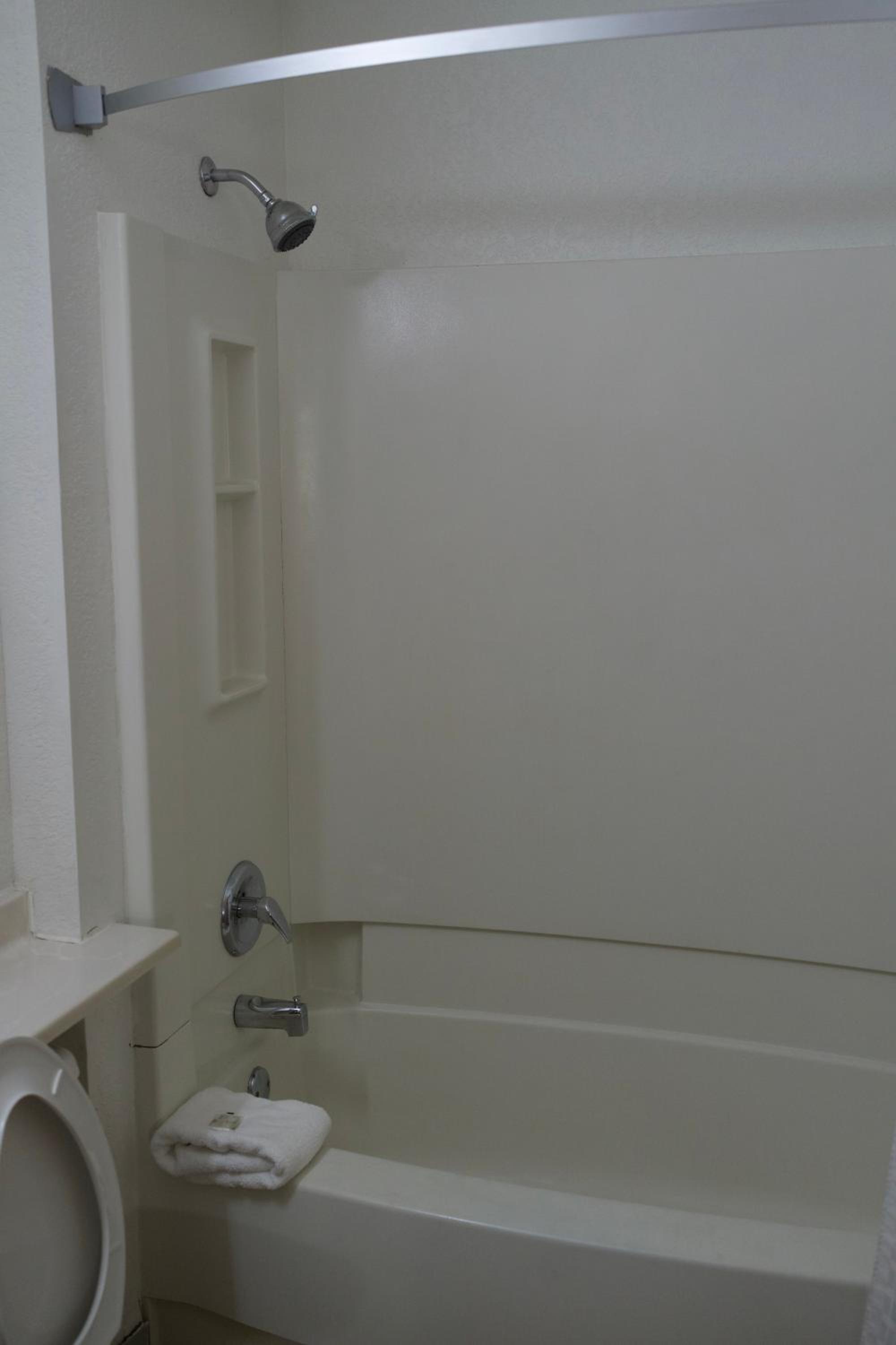 Queen Room With Two Queen Beds - Non-Smoking - Photo 3