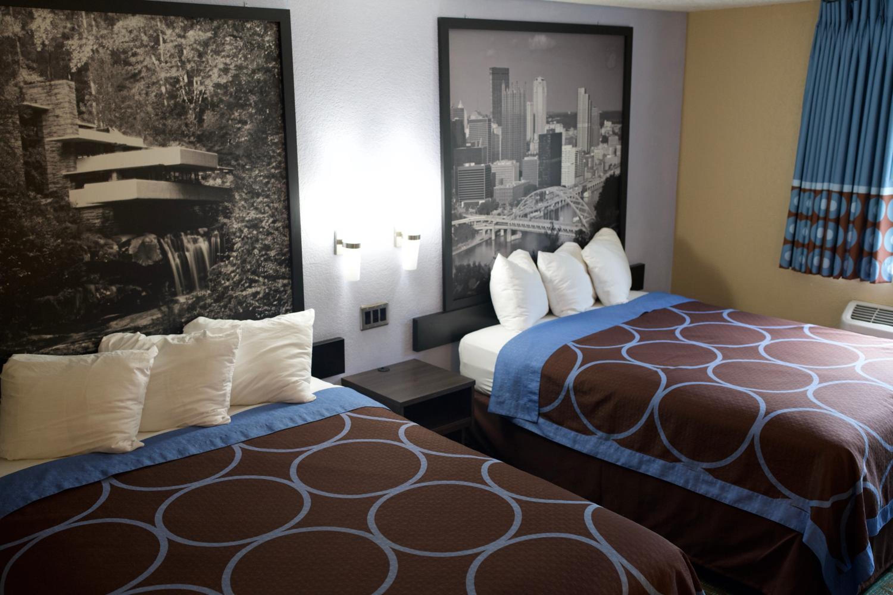 Queen Room With Two Queen Beds - Non-Smoking - Photo 4