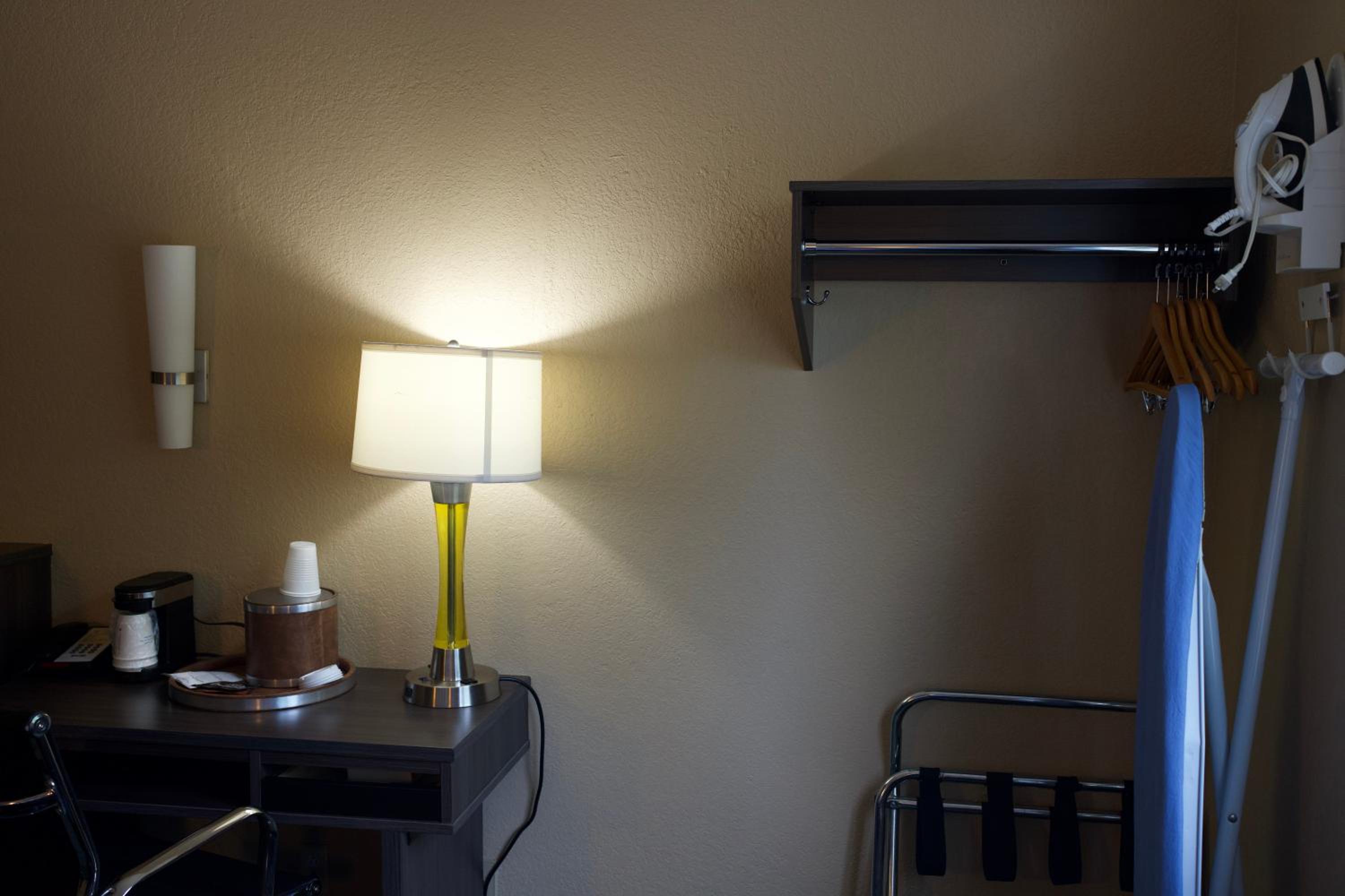 King Room - Non-Smoking - Photo 2