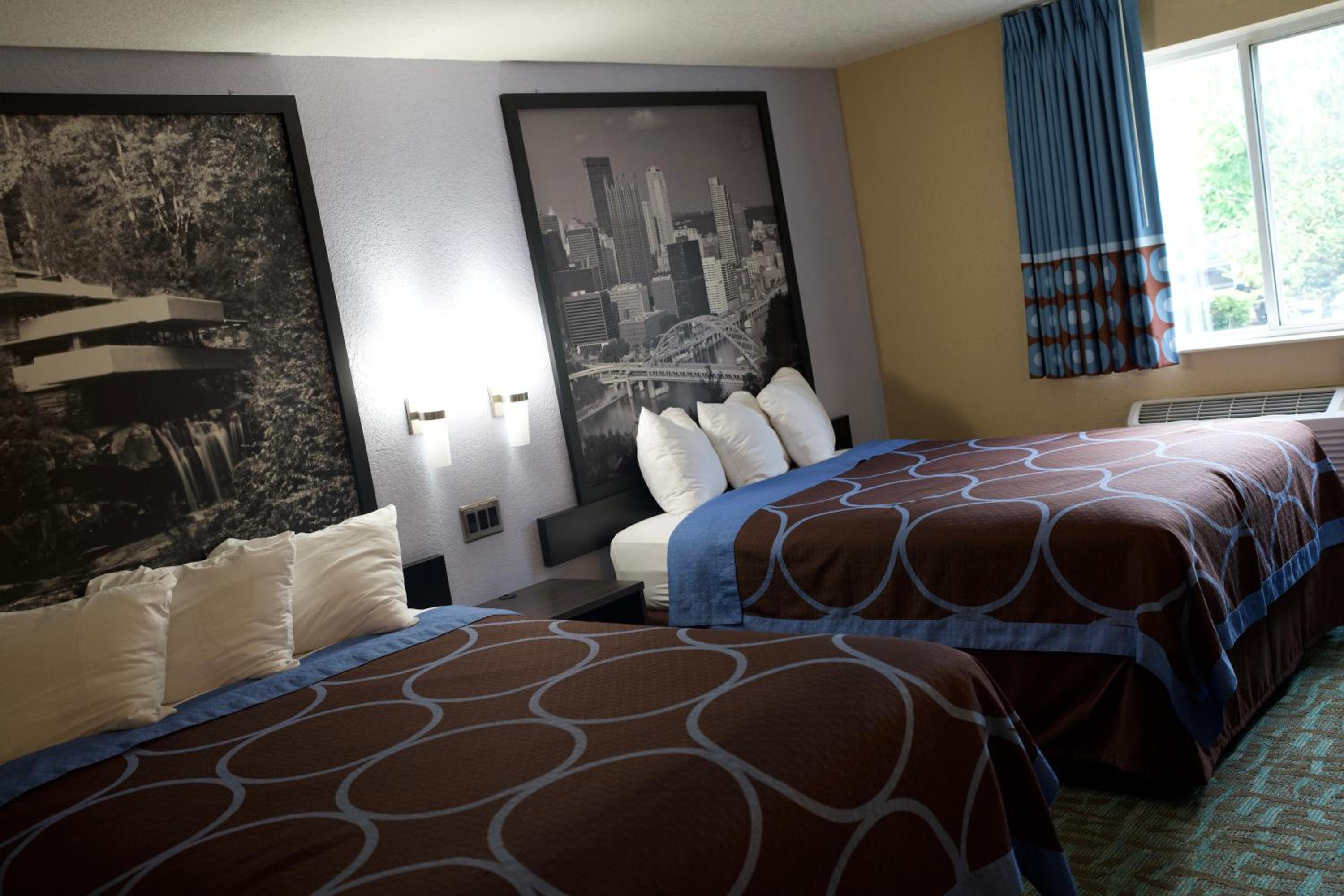 Queen Room With Two Queen Beds - Non-Smoking - Photo 8