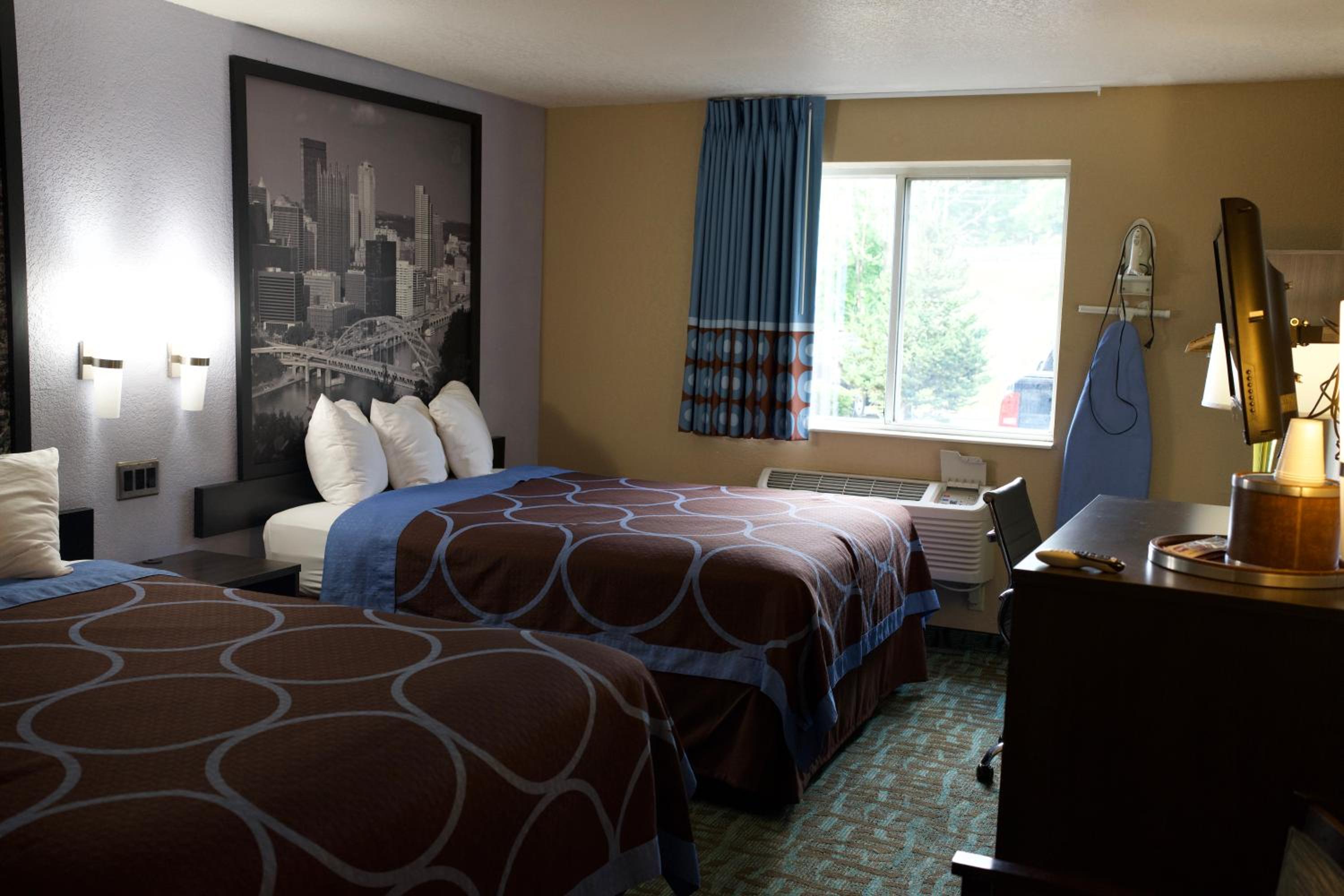 Queen Room With Two Queen Beds - Non-Smoking - Photo 7