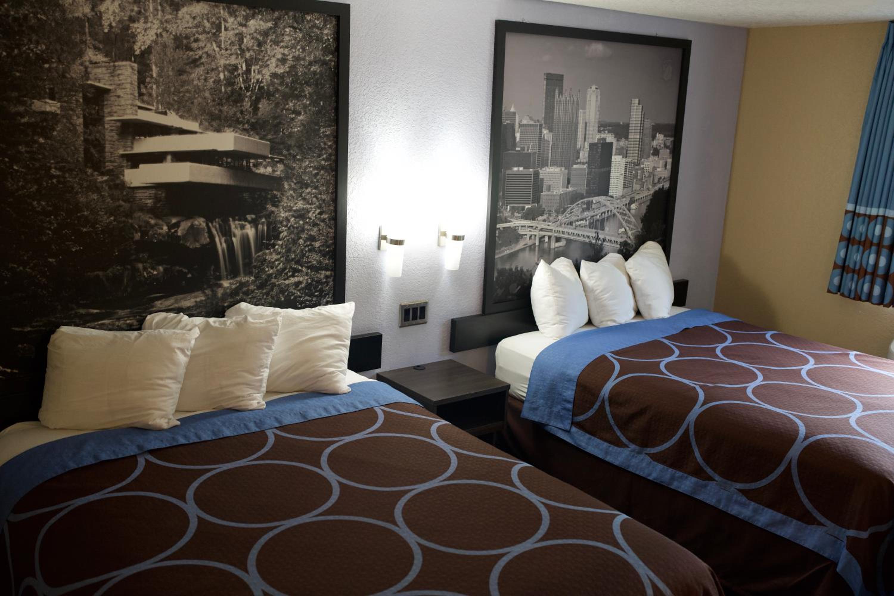 Queen Room With Two Queen Beds - Non-Smoking - Photo 9