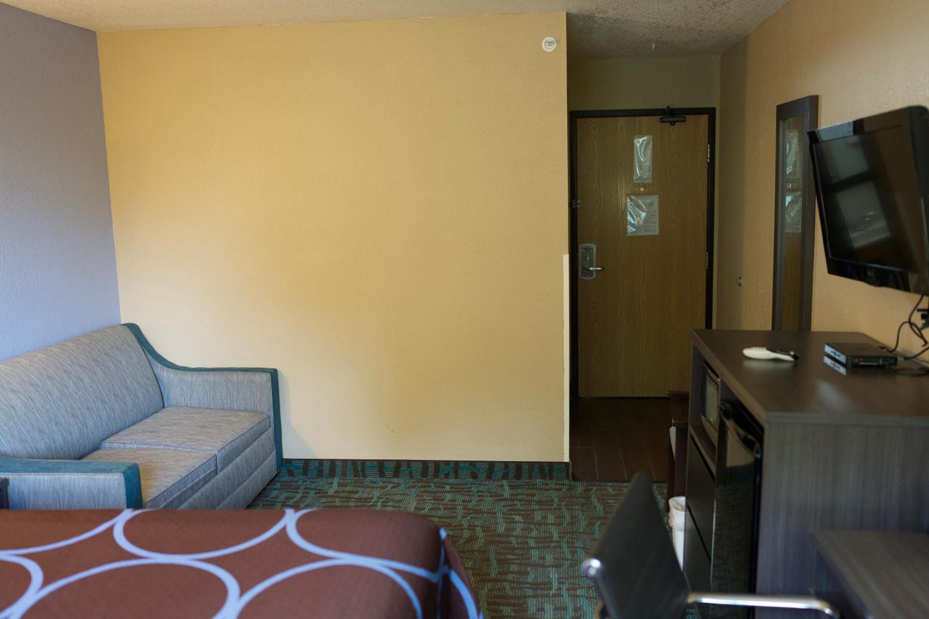 King Room - Non-Smoking - Photo 6