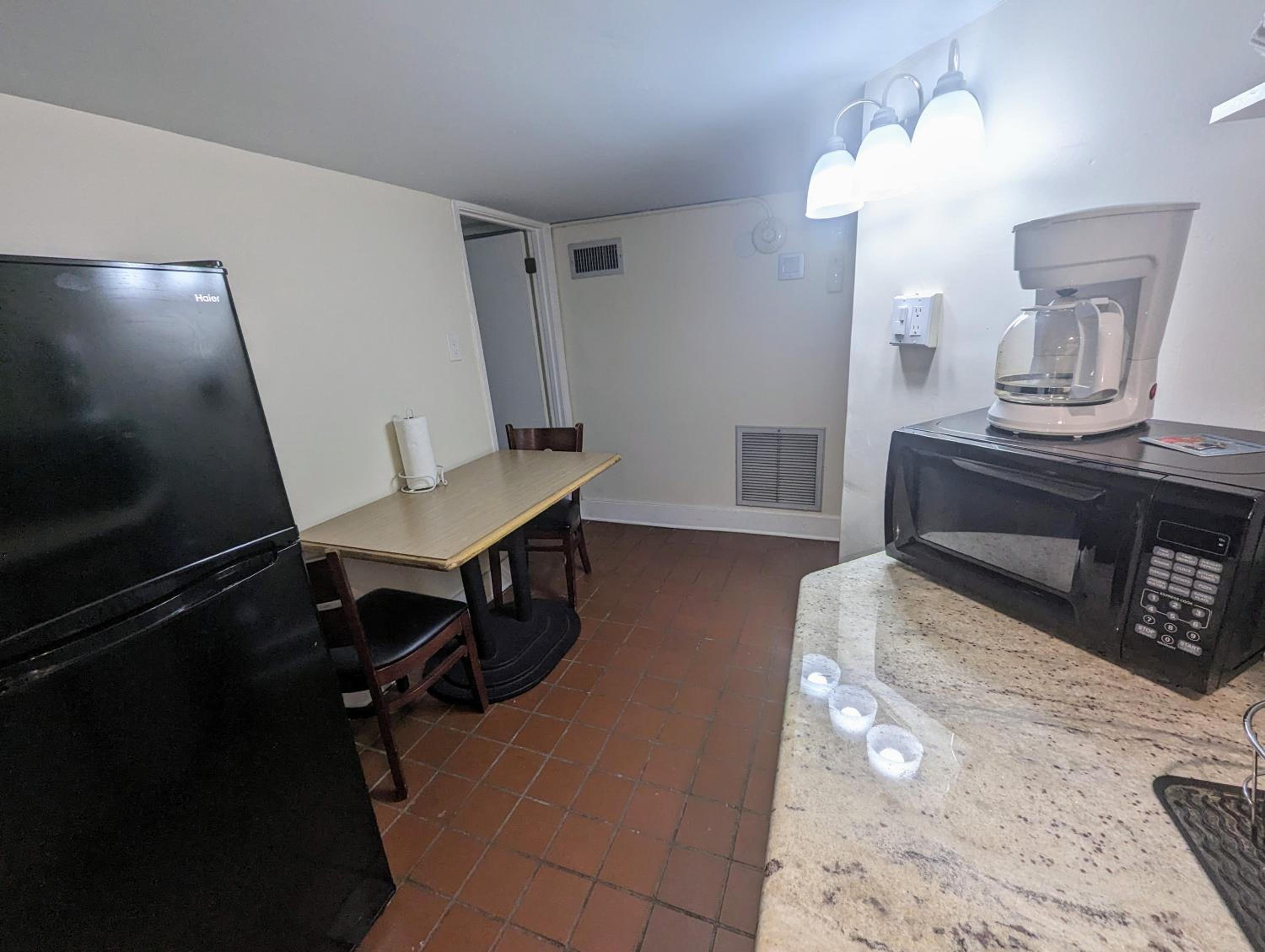 Queen Room - Disability Access - Photo 16