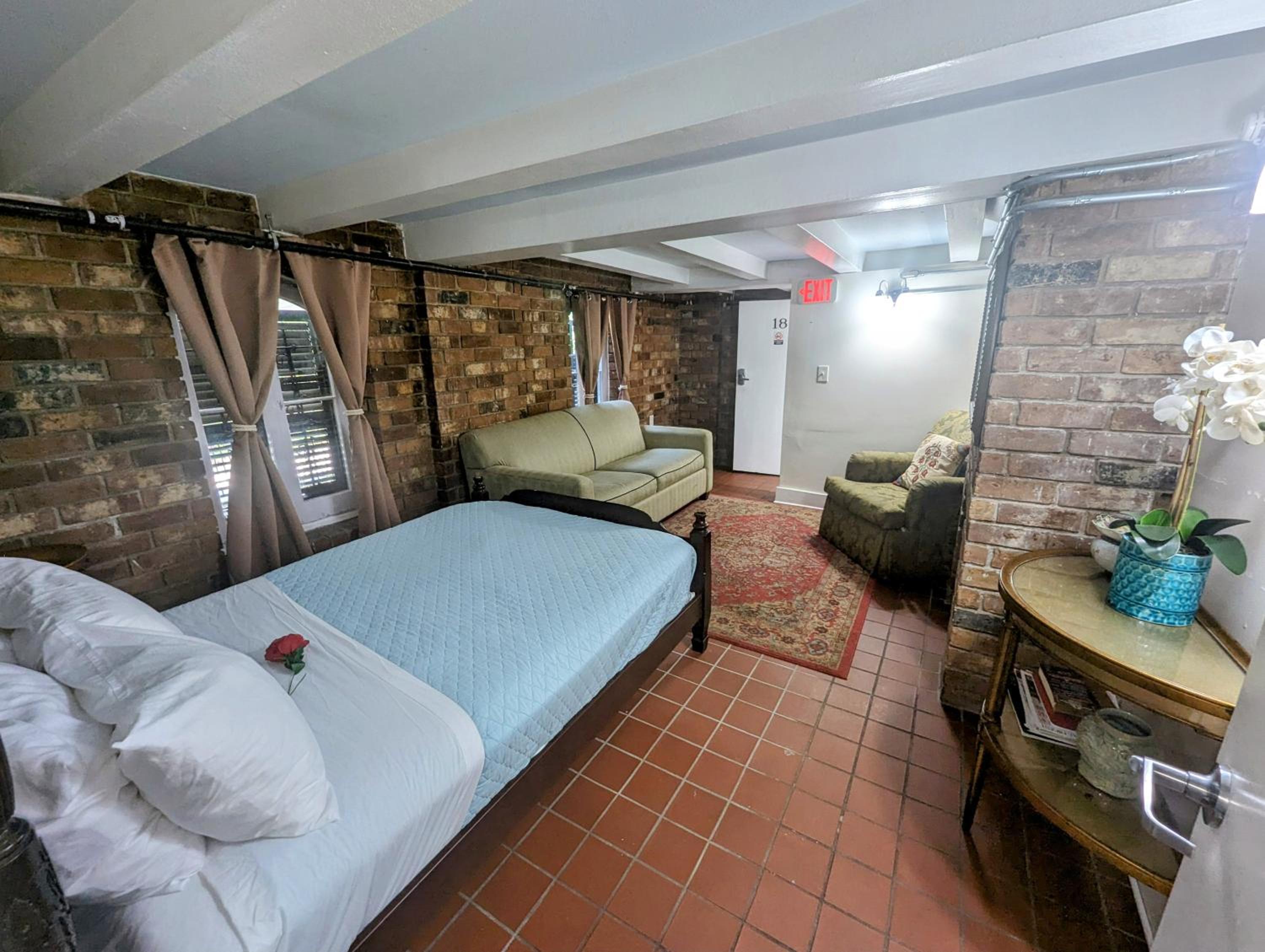 Queen Room - Disability Access - Photo 18