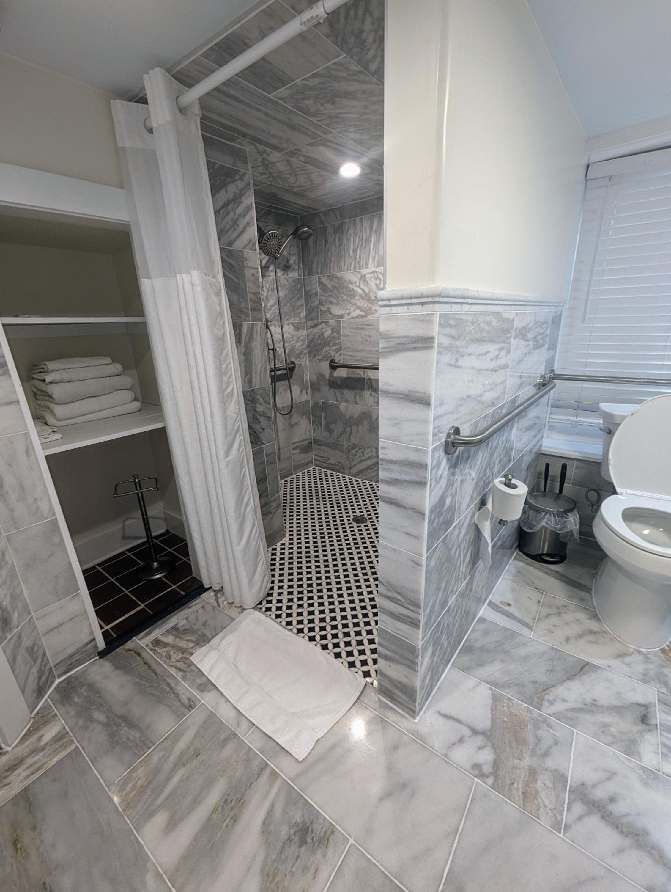 Queen Room - Disability Access - Photo 19