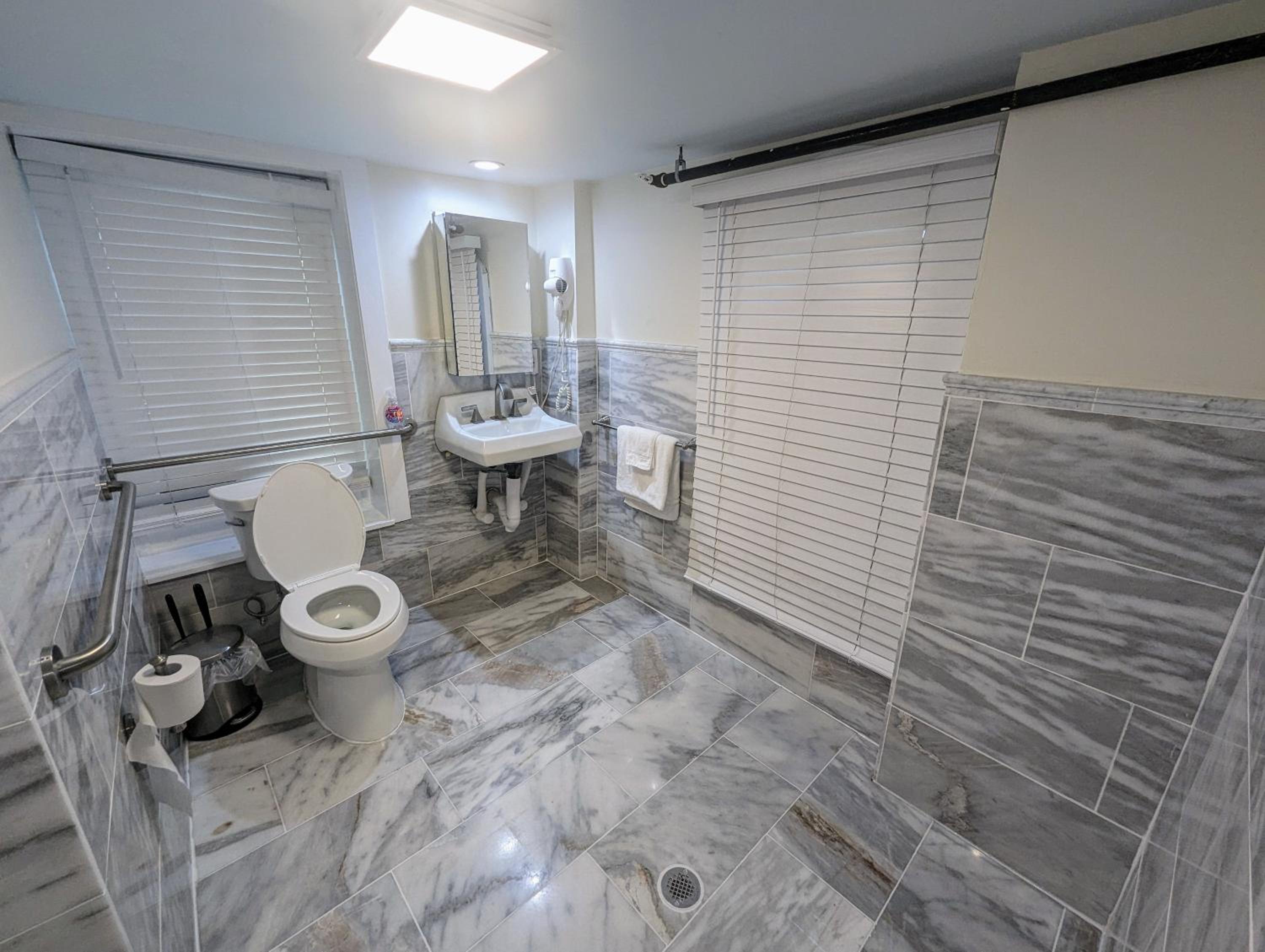 Queen Room - Disability Access - Photo 14