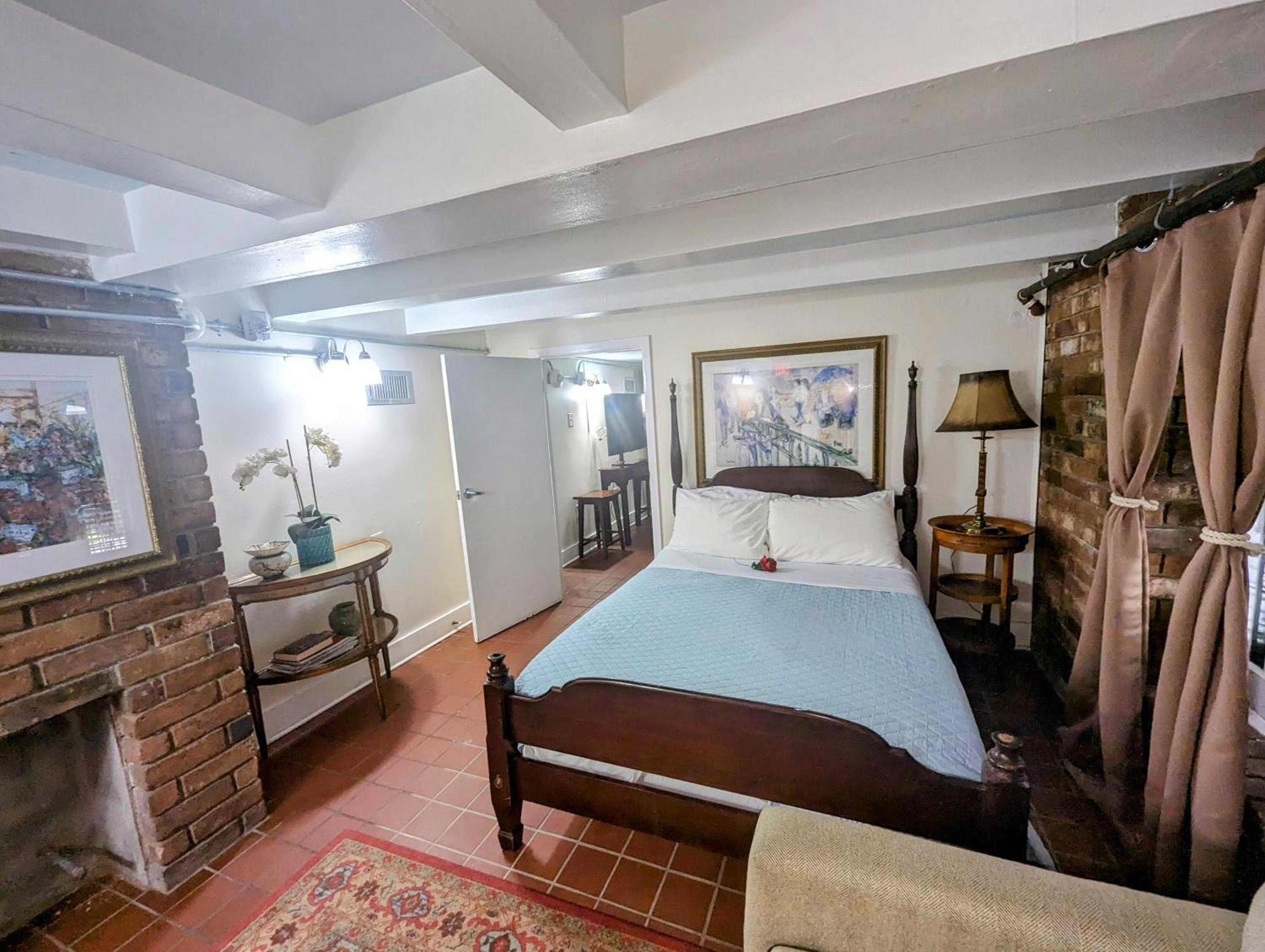 Queen Room - Disability Access - Photo 21