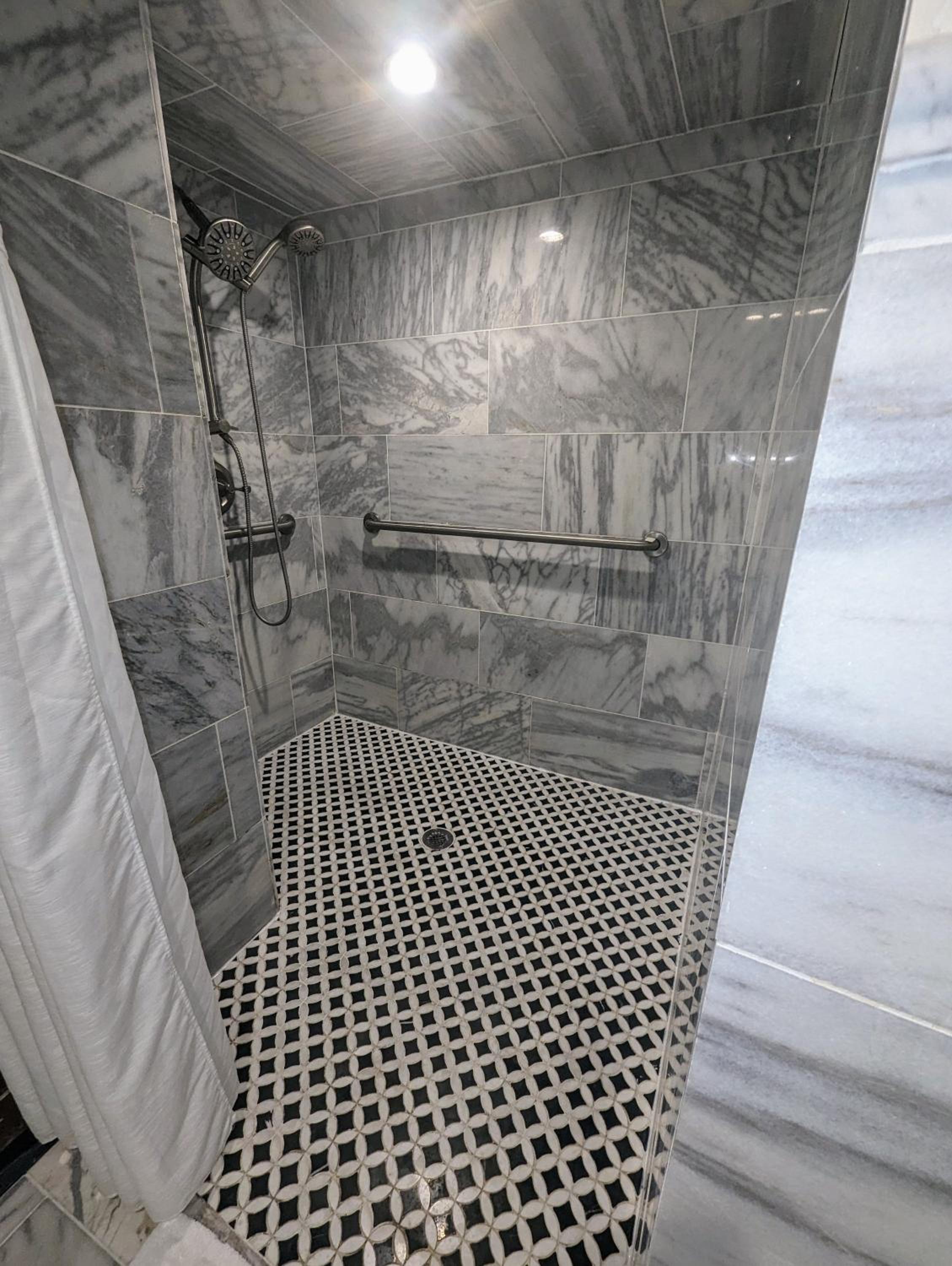 Queen Room - Disability Access - Photo 22