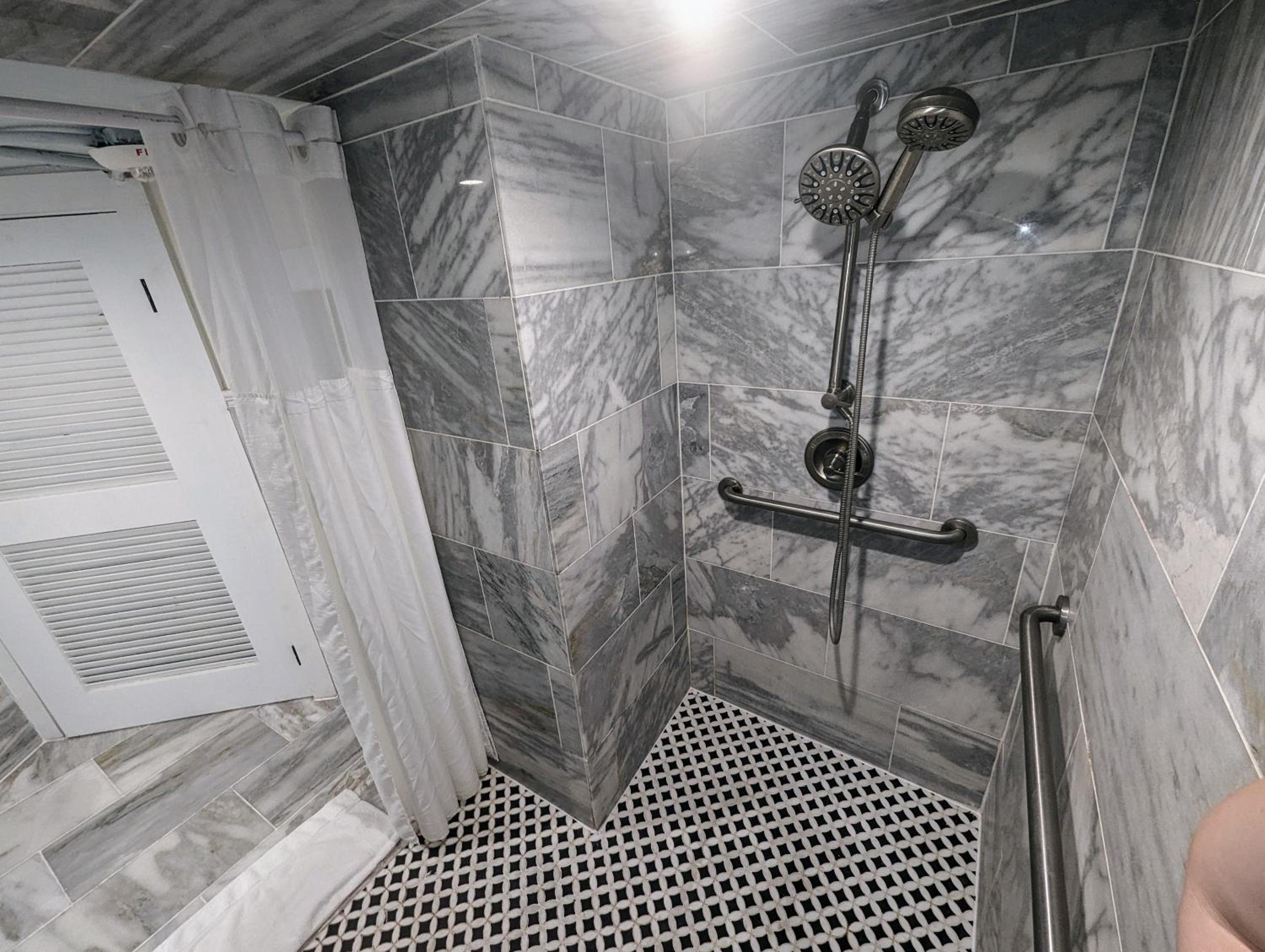 Queen Room - Disability Access - Photo 23