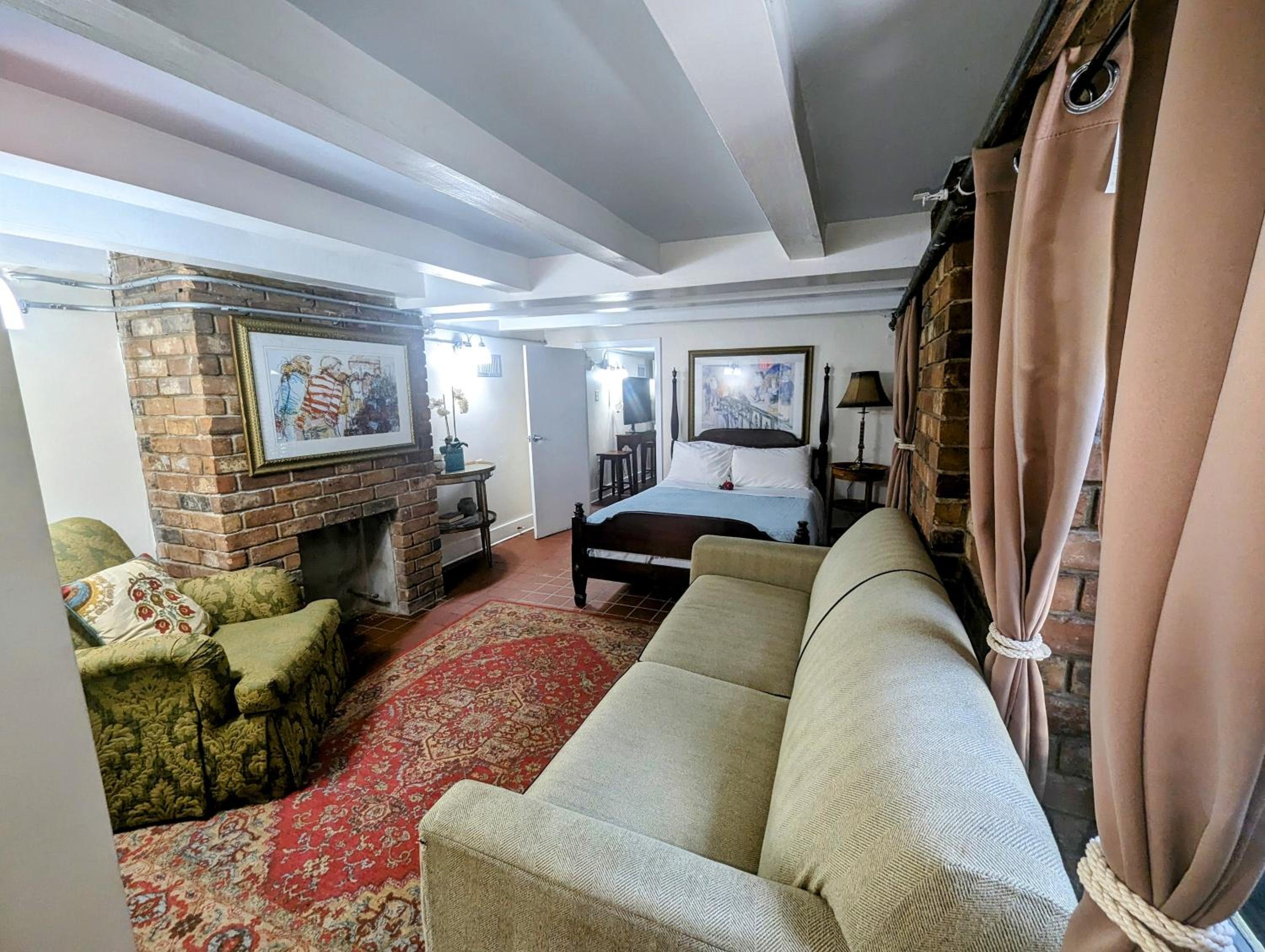 Queen Room - Disability Access - Photo 13