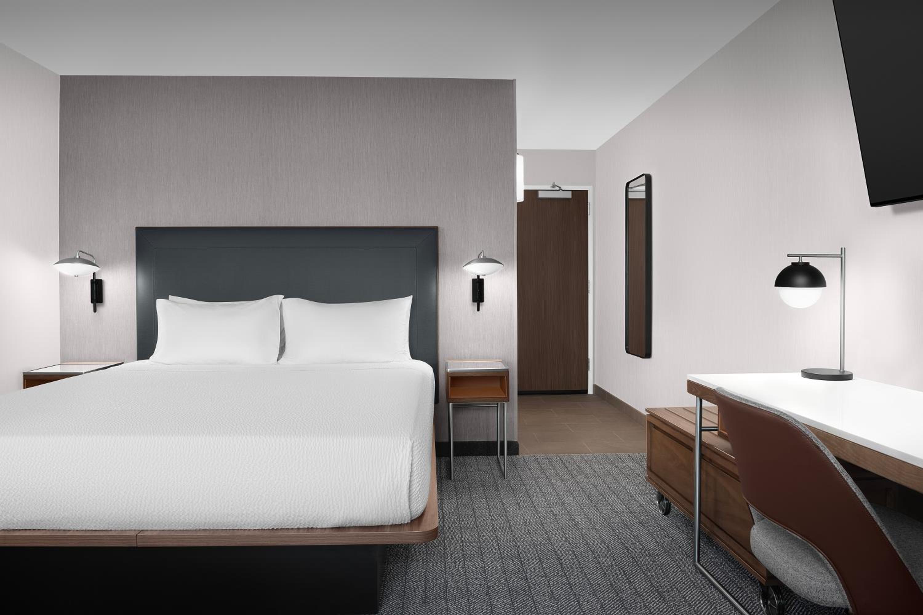 King Room with Sofa Bed - Photo 4
