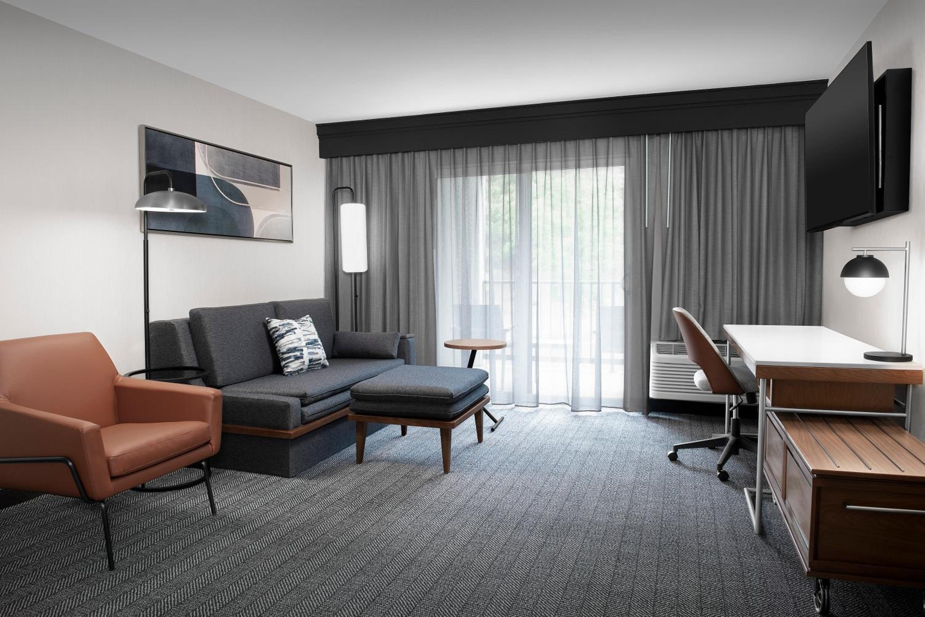 King Room with Adapted Tub - Mobility and Hearing Accessible