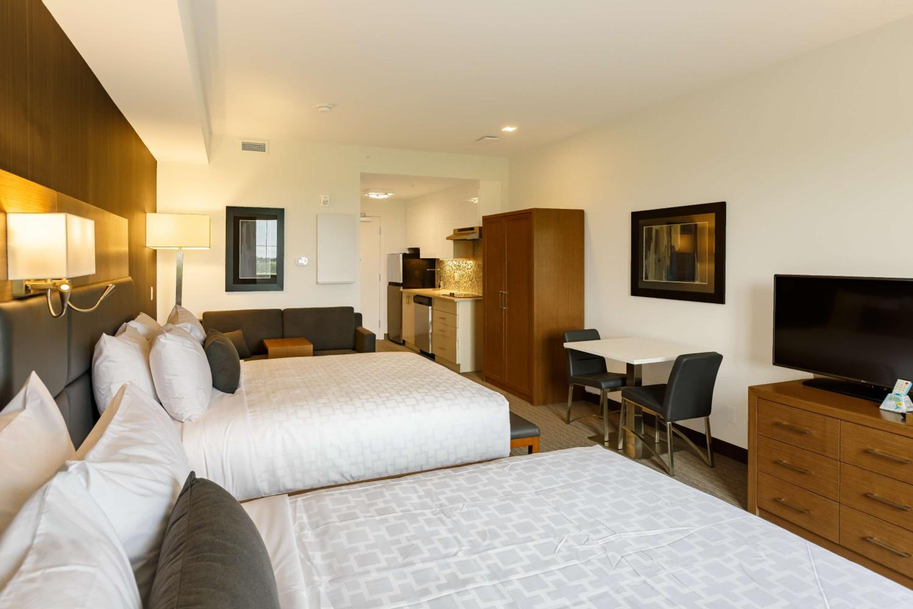 Queen Room with Two Queen Beds and Kitchenette - Non-Smoking - Photo 2