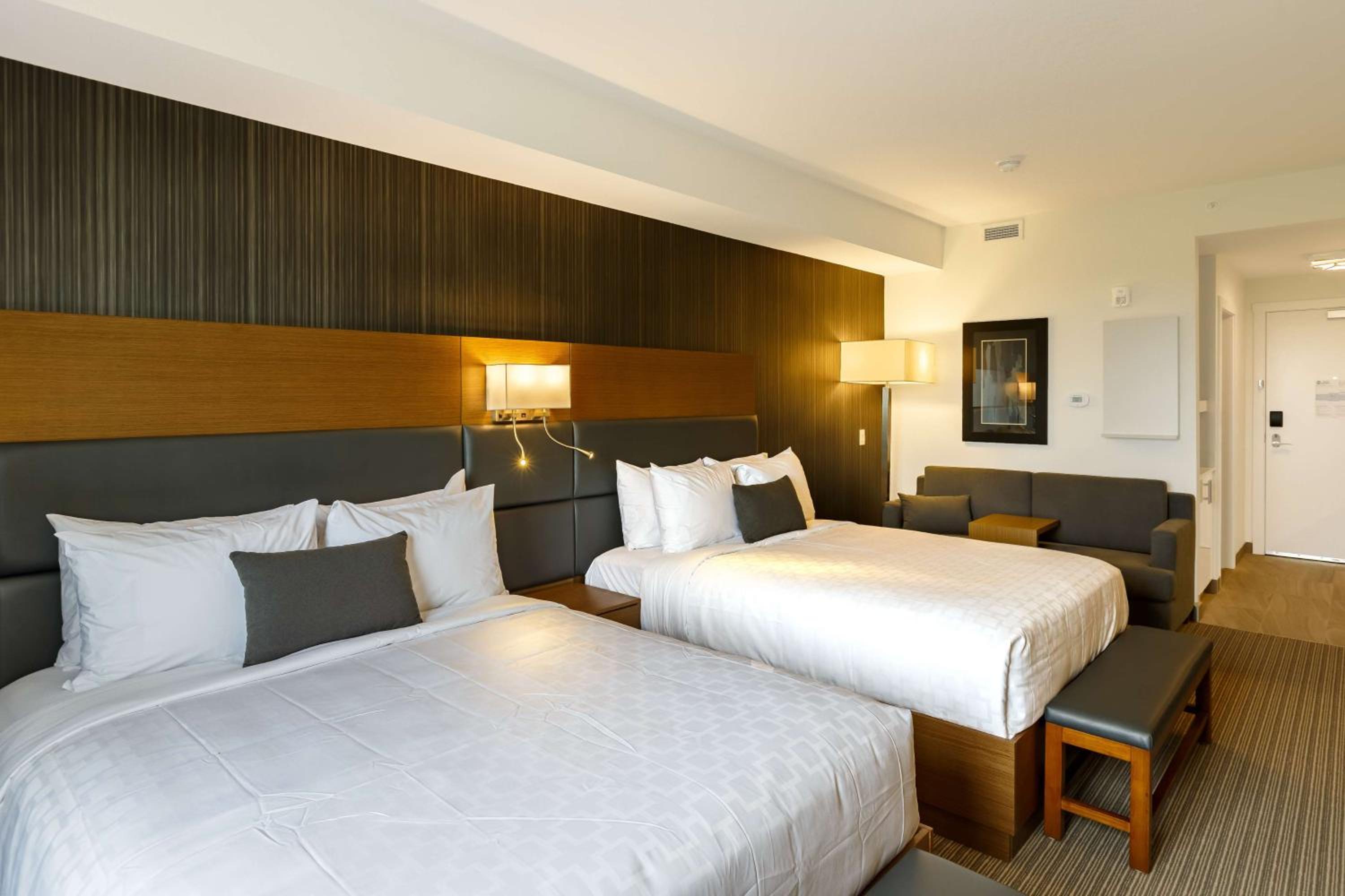 Queen Room with Two Queen Beds and Kitchenette - Non-Smoking - Photo 3