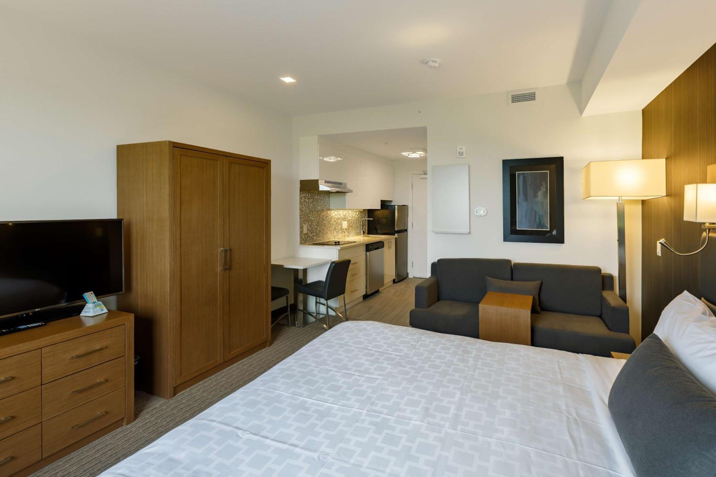 King Room with Kitchenette - Non-Smoking - Photo 4