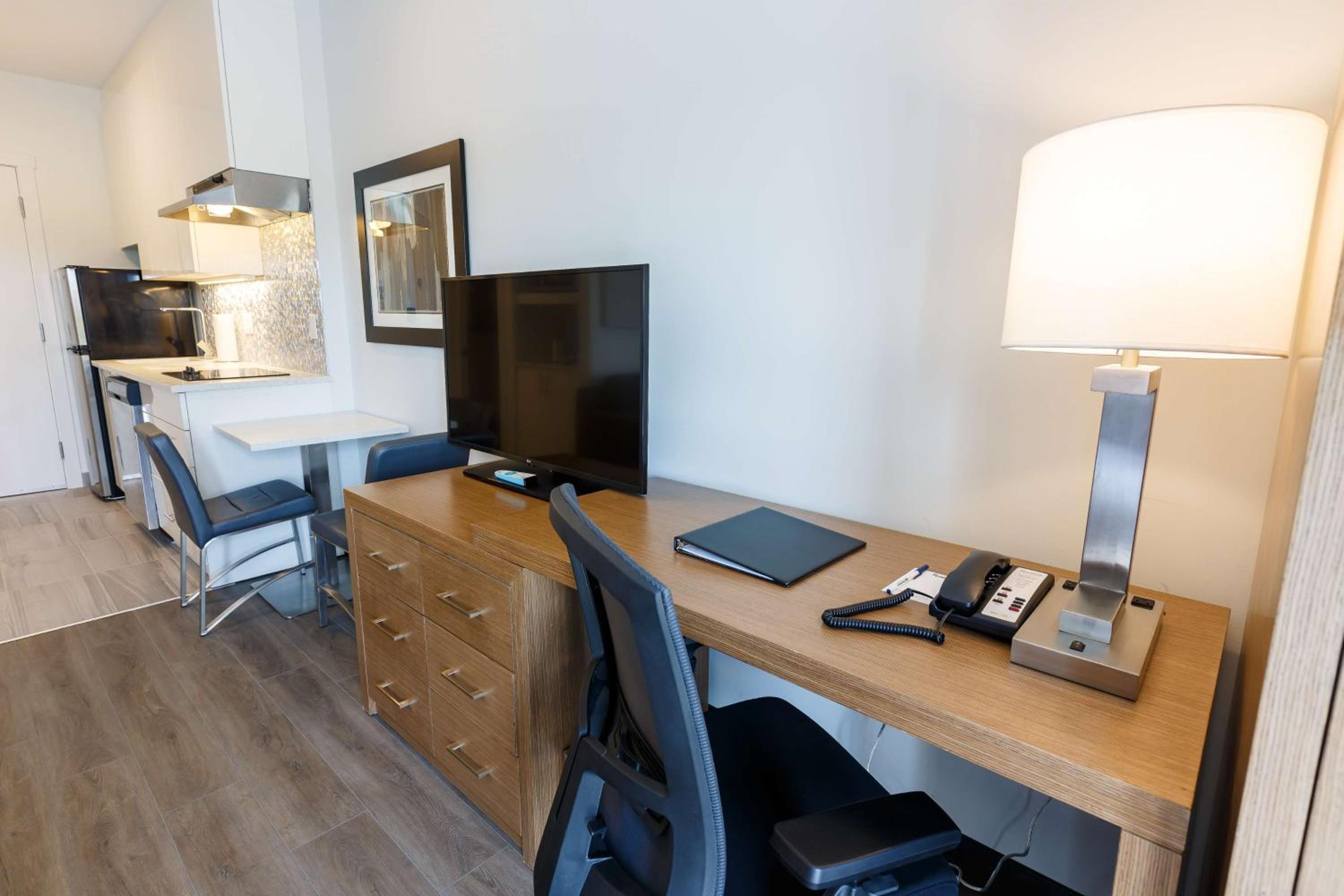 King Room with Kitchenette - Non-Smoking - Photo 3