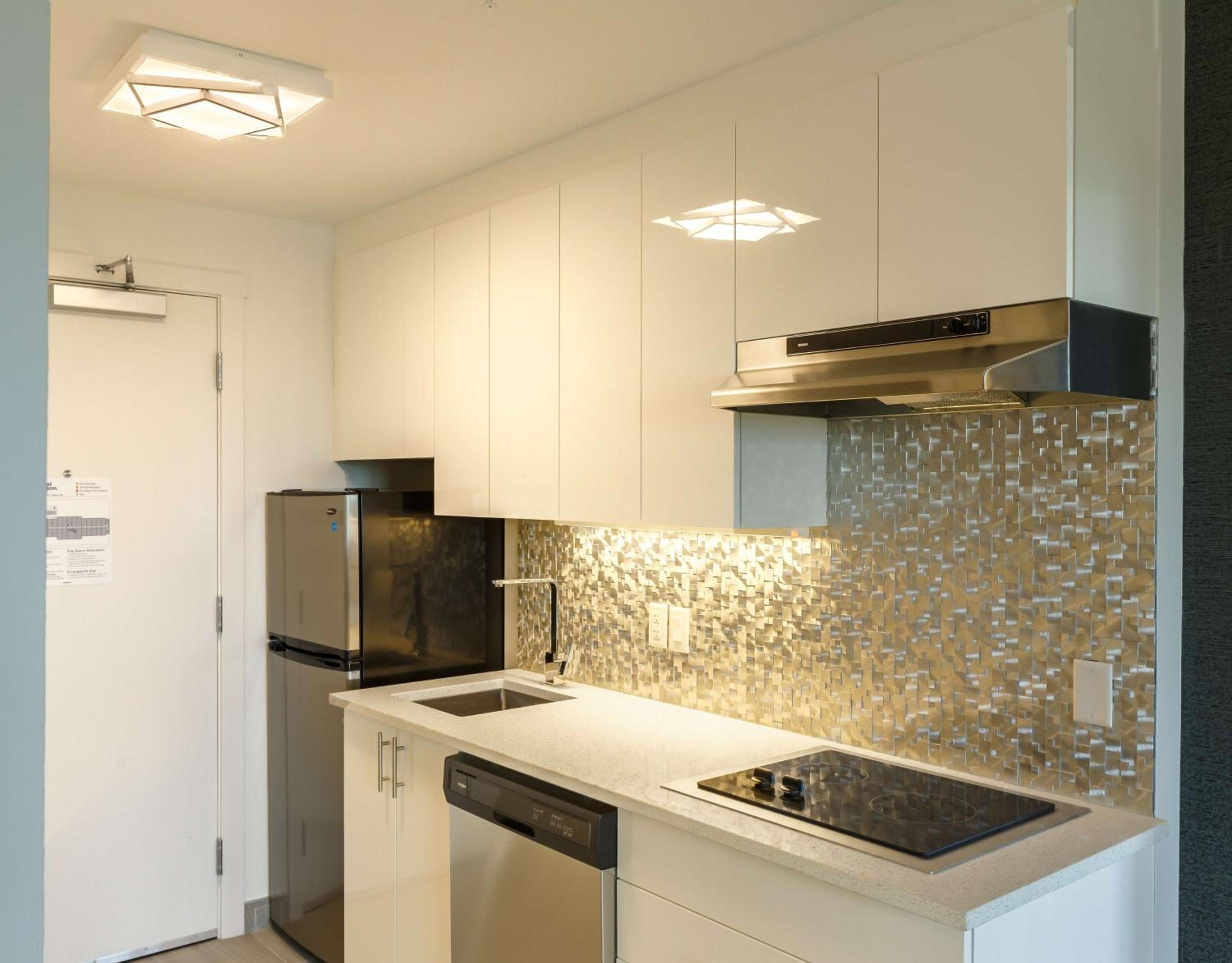 King Room with Kitchenette - Non-Smoking - Photo 5