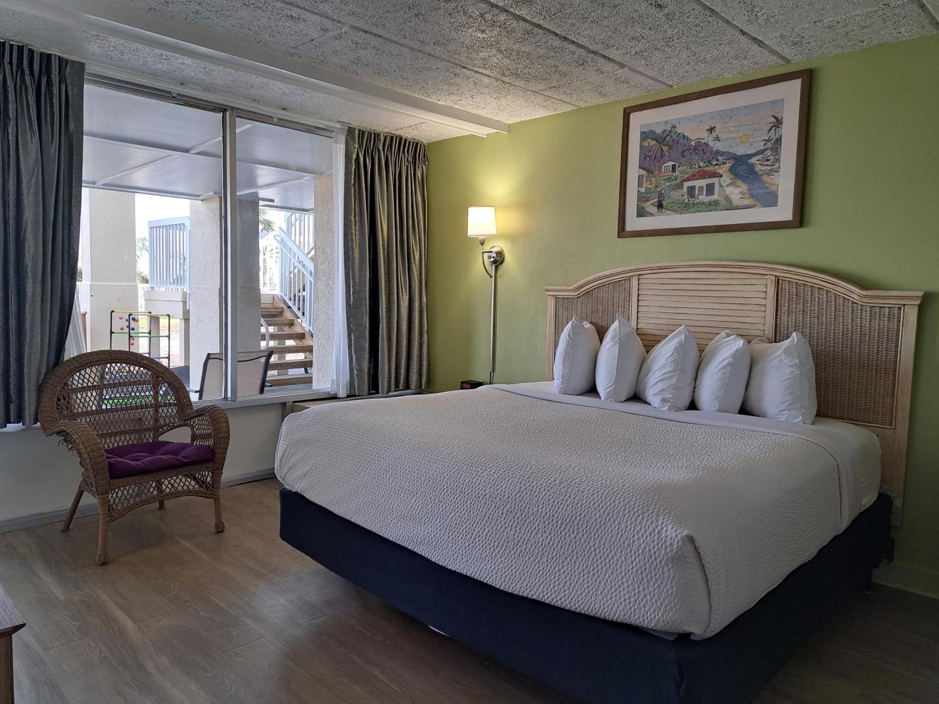 KING ROOM - LOWER FLOOR photo 1