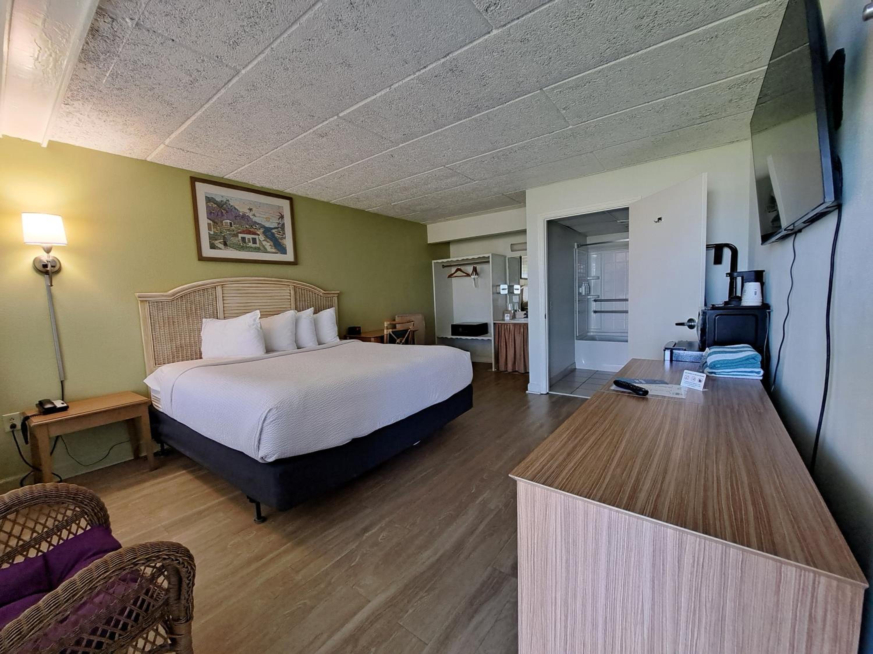 KING ROOM - LOWER FLOOR photo 2