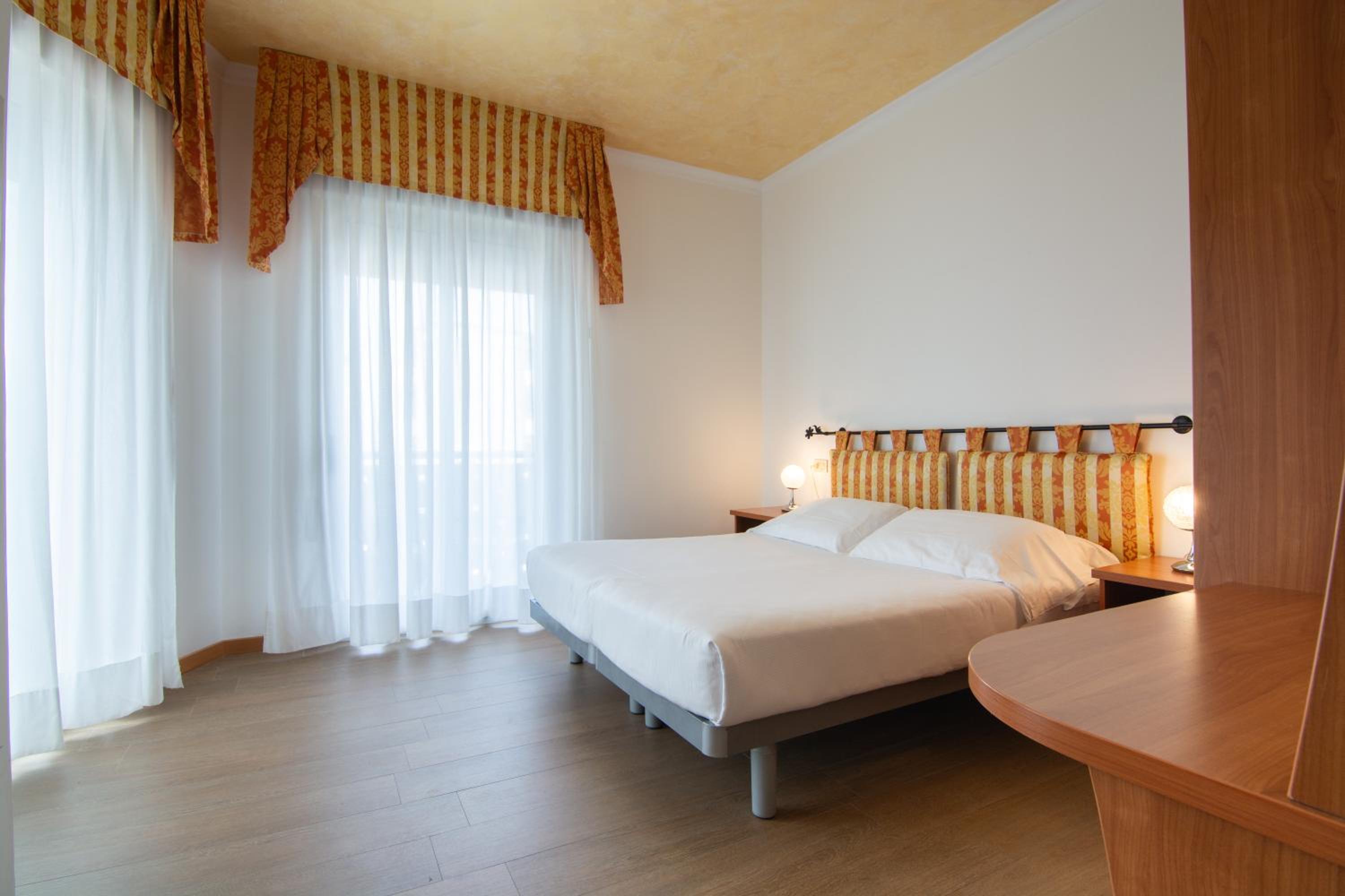 Deluxe Double Room with Side Sea View