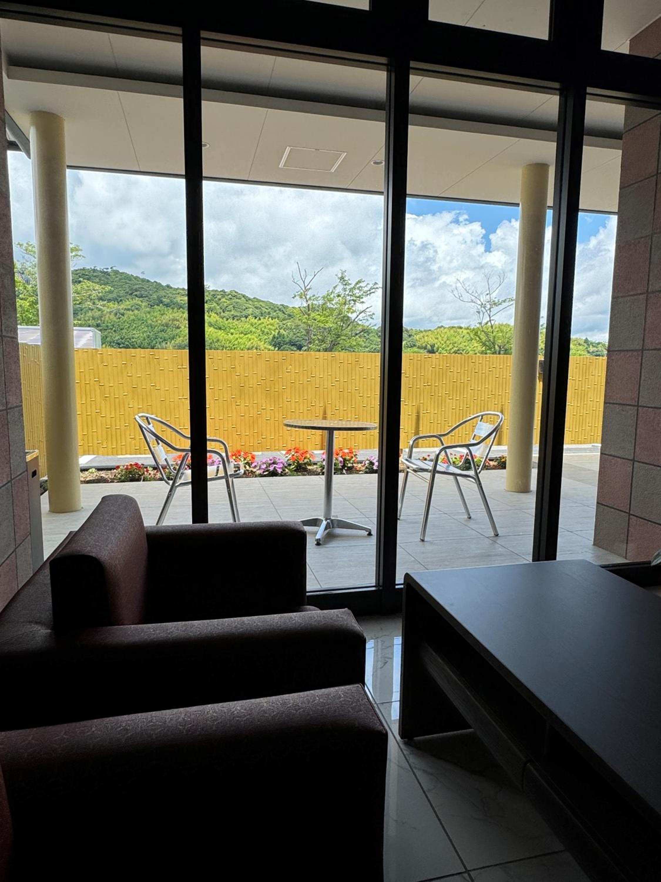 Twin Room with Lake View - Photo 18