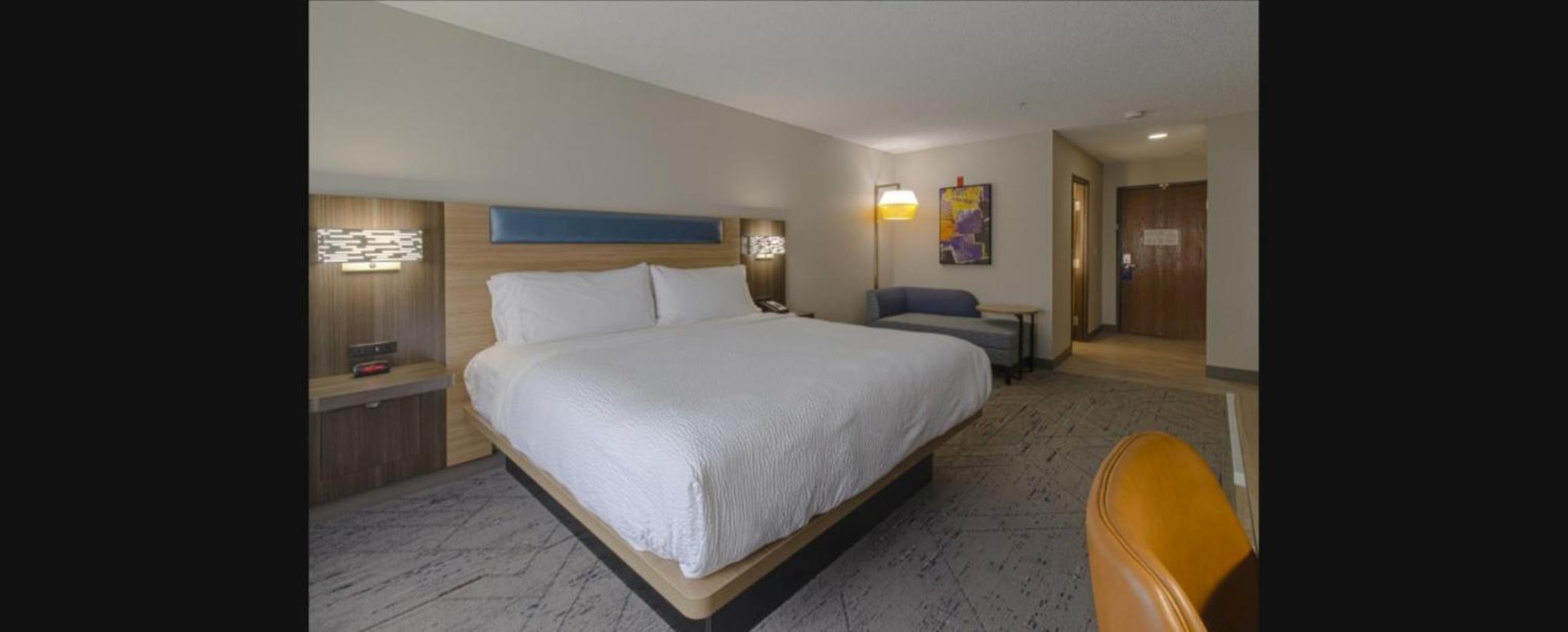 Standard King Room - Photo 9