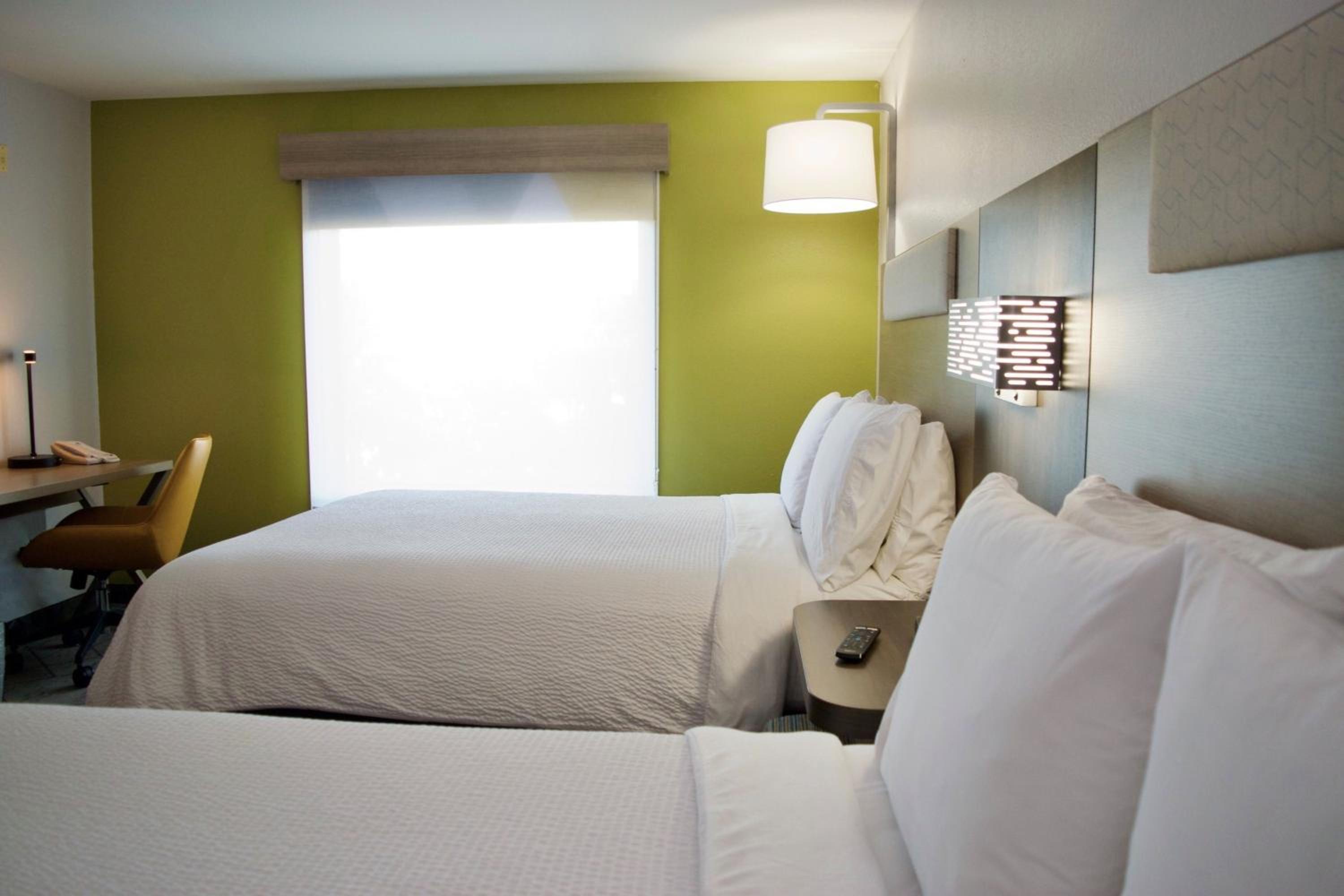 Standard Room with Two Queen Beds - Photo 3
