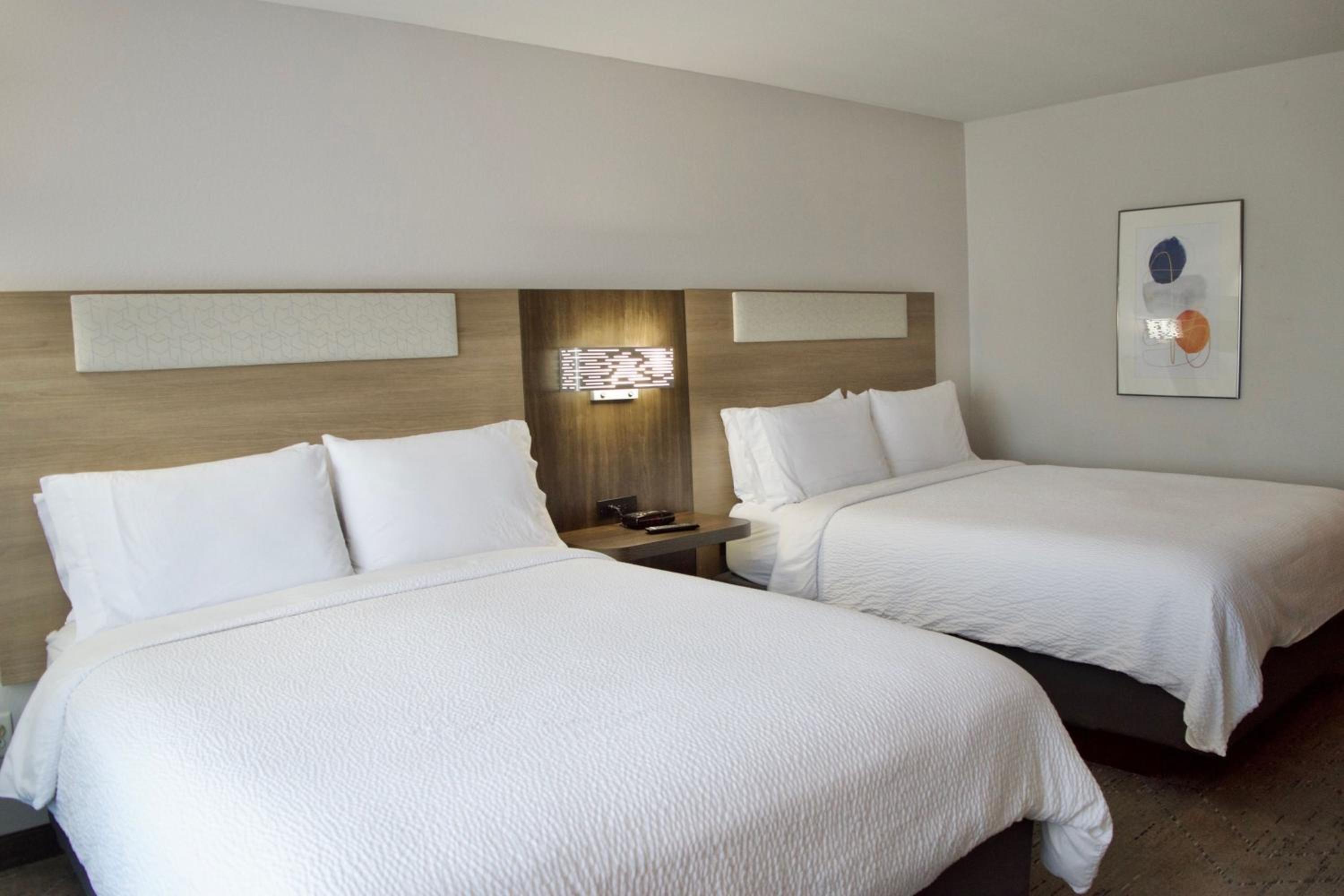 Standard Room with Two Queen Beds - Photo 2
