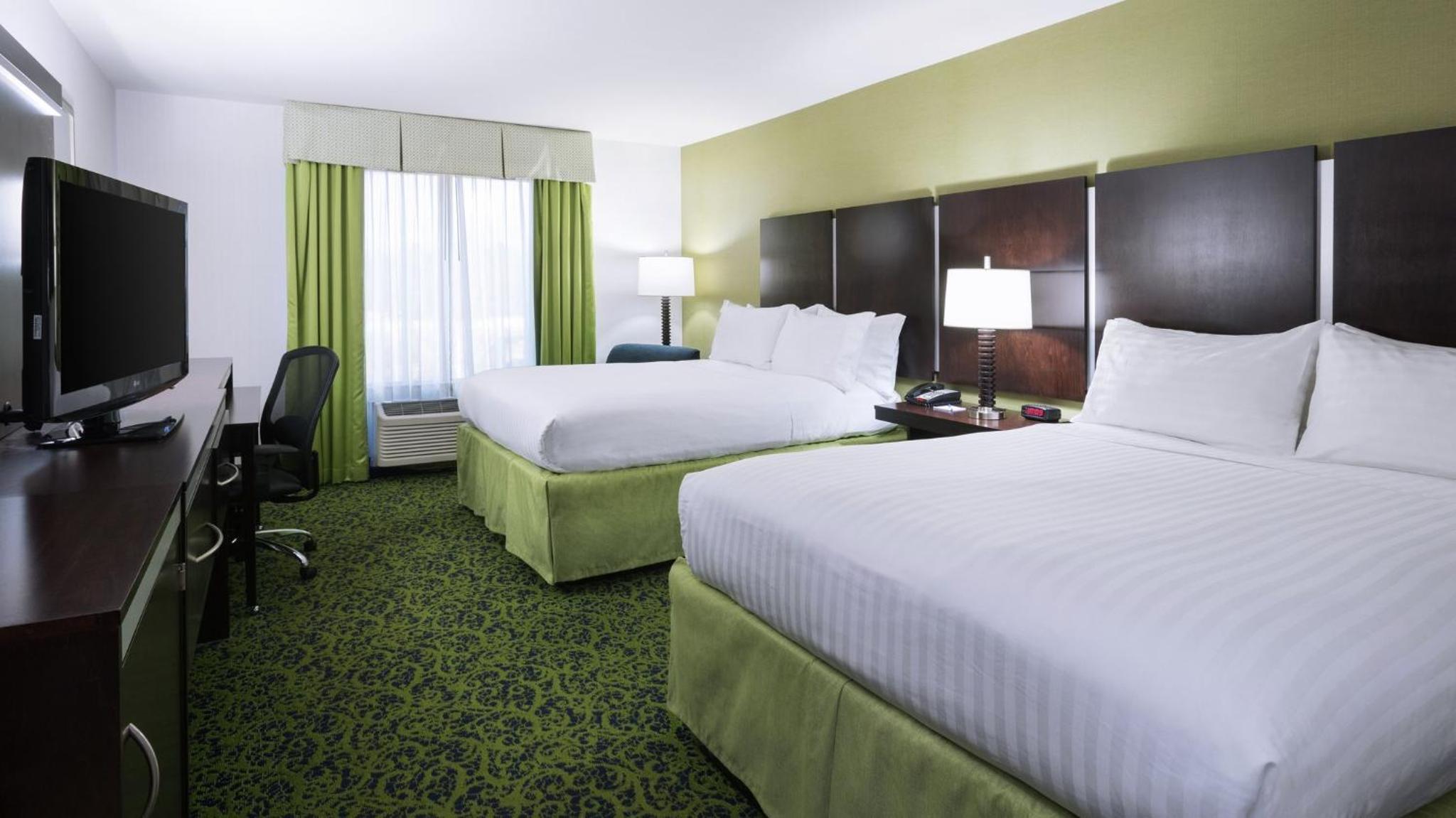 Standard Room with Two Queen Beds - Photo 7