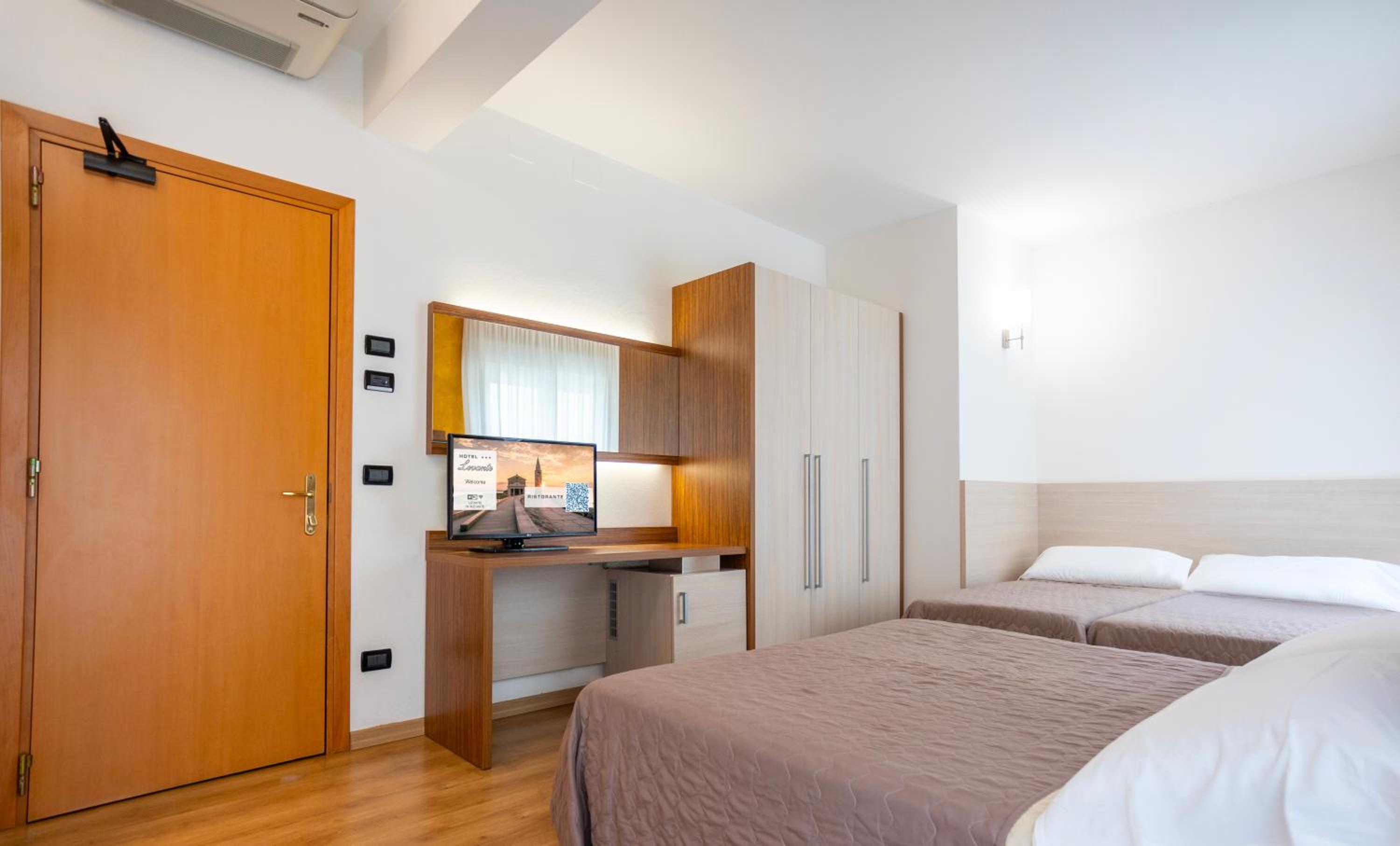 Quadruple Room with Balcony and Side Sea View photo 2