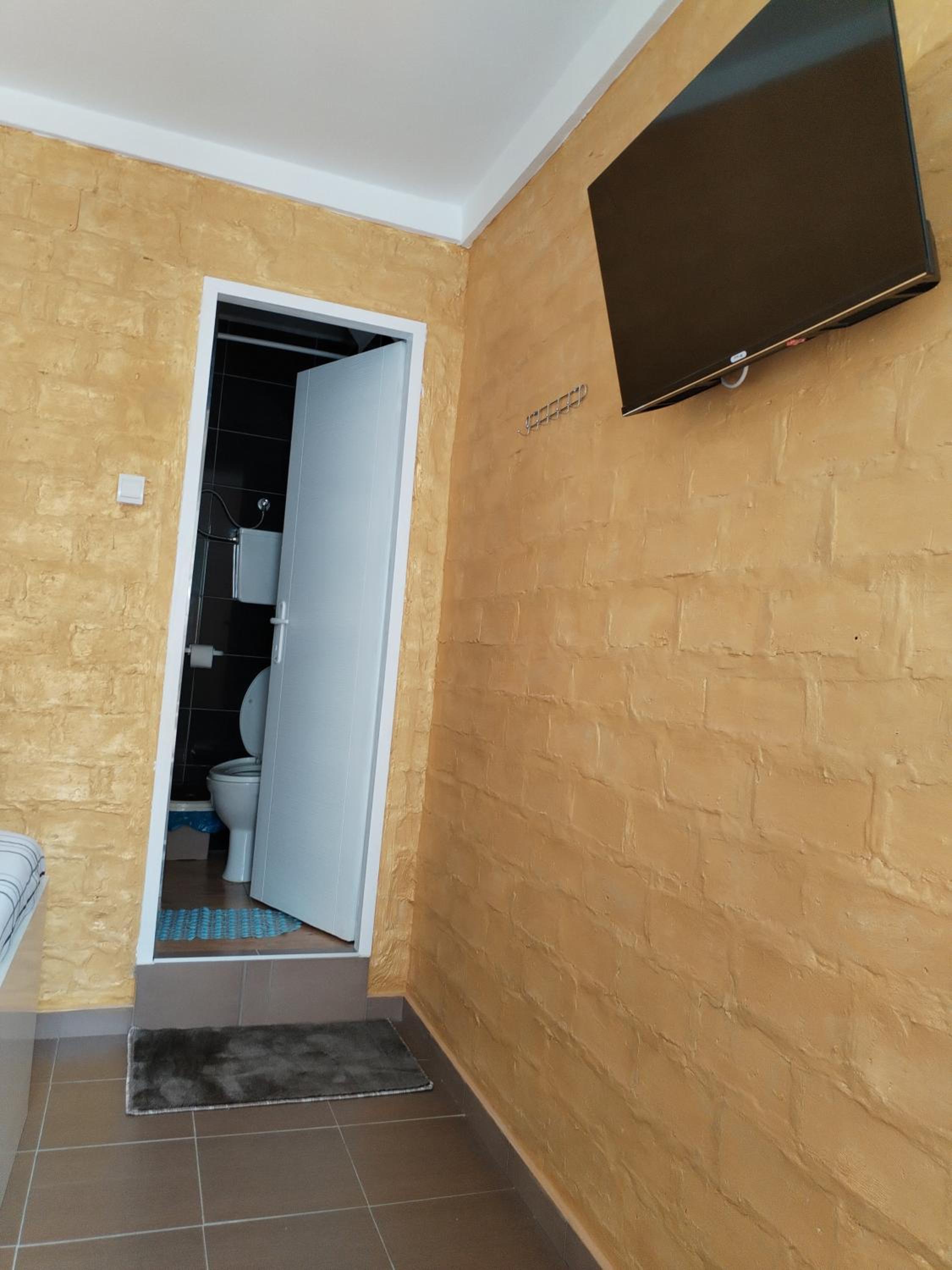 Double or Twin Room with Private Bathroom photo 3